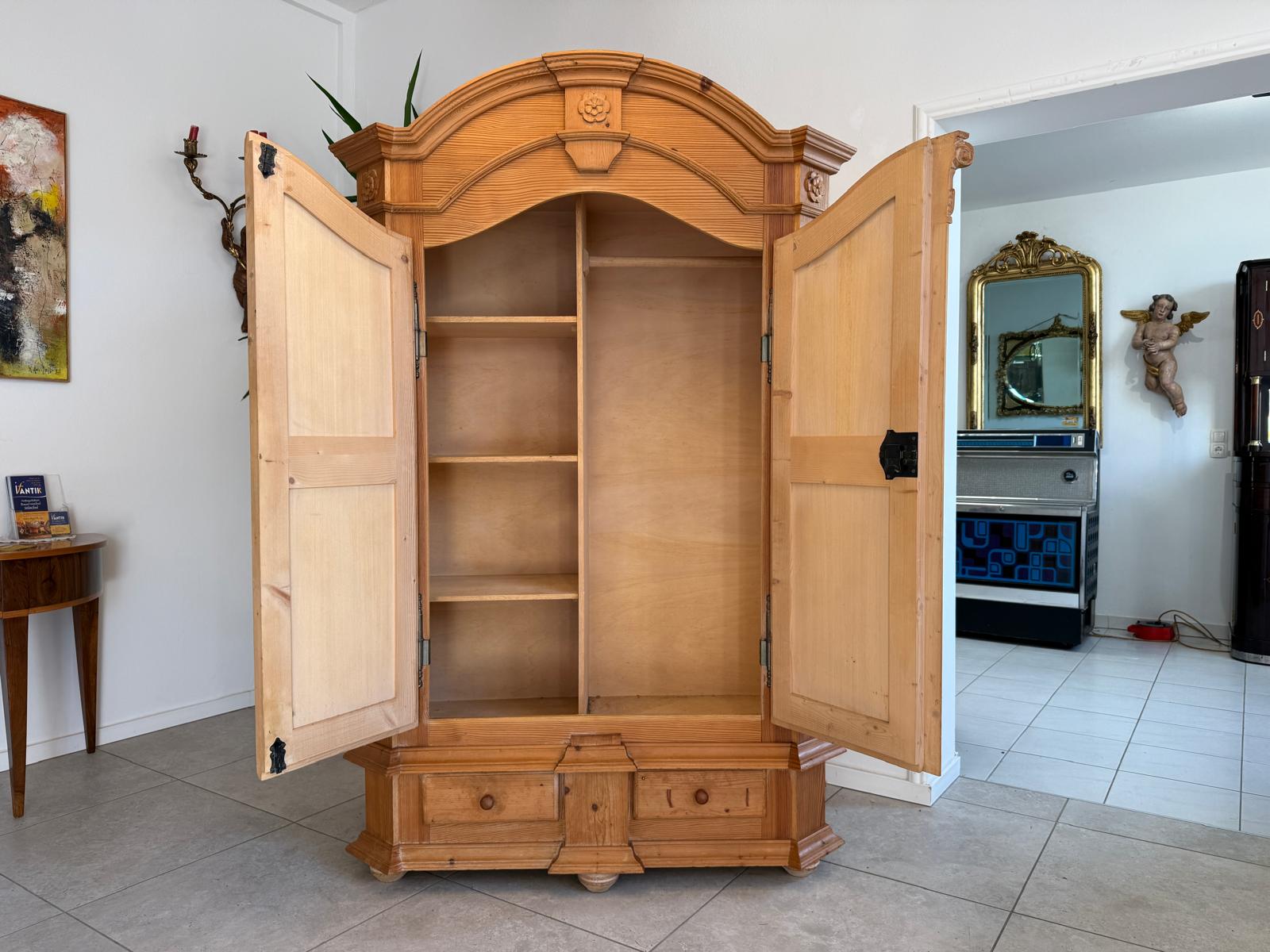Bauernschrank Landhausschrank Barockstil Kleiderkasten Weichholz Alt & Antik G1051