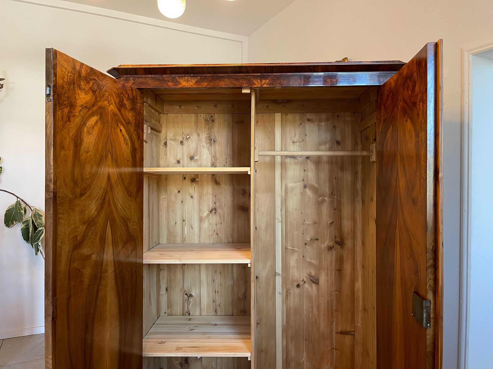 a19dbedb-22ac-43c1-bce0-b64494224838 Restaurierter Biedermeier Schrank Garderobe mit Nussbaumfurnier A5050