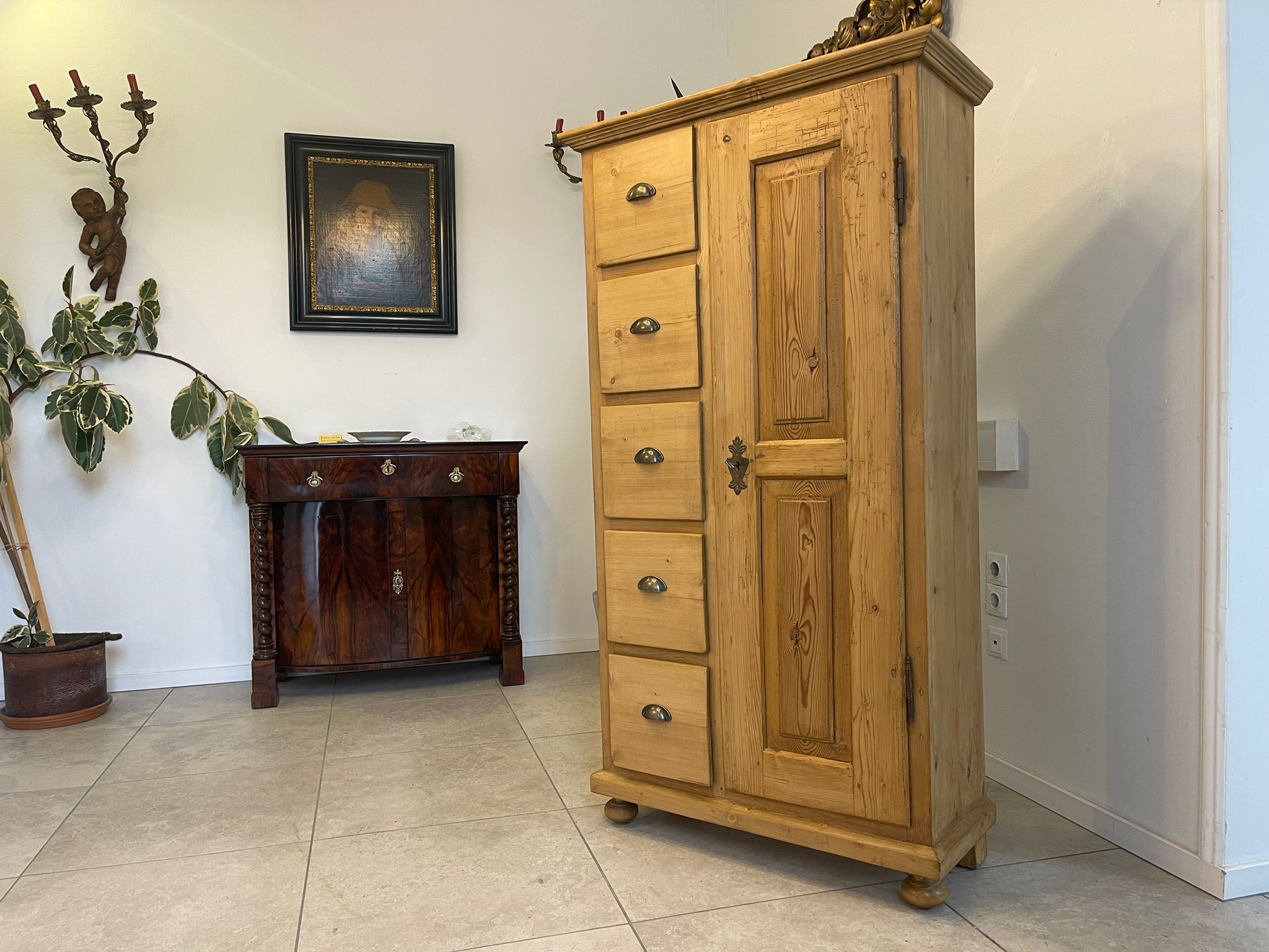 e2adea0b-13ef-4d18-86e8-4ff0c3284943 Bäuerlicher uriger Brotschrank Almerschrank Speiskasten Bauernkasten A5034