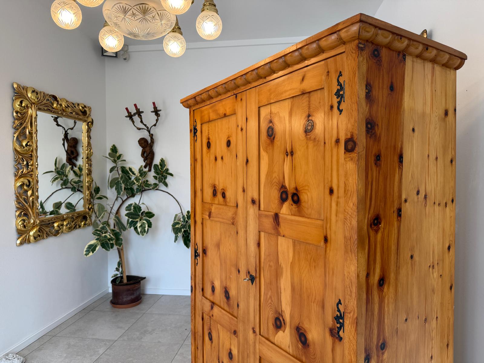 Antiker Zirbenholz Kasten Schrank Kleiderkasten G2173