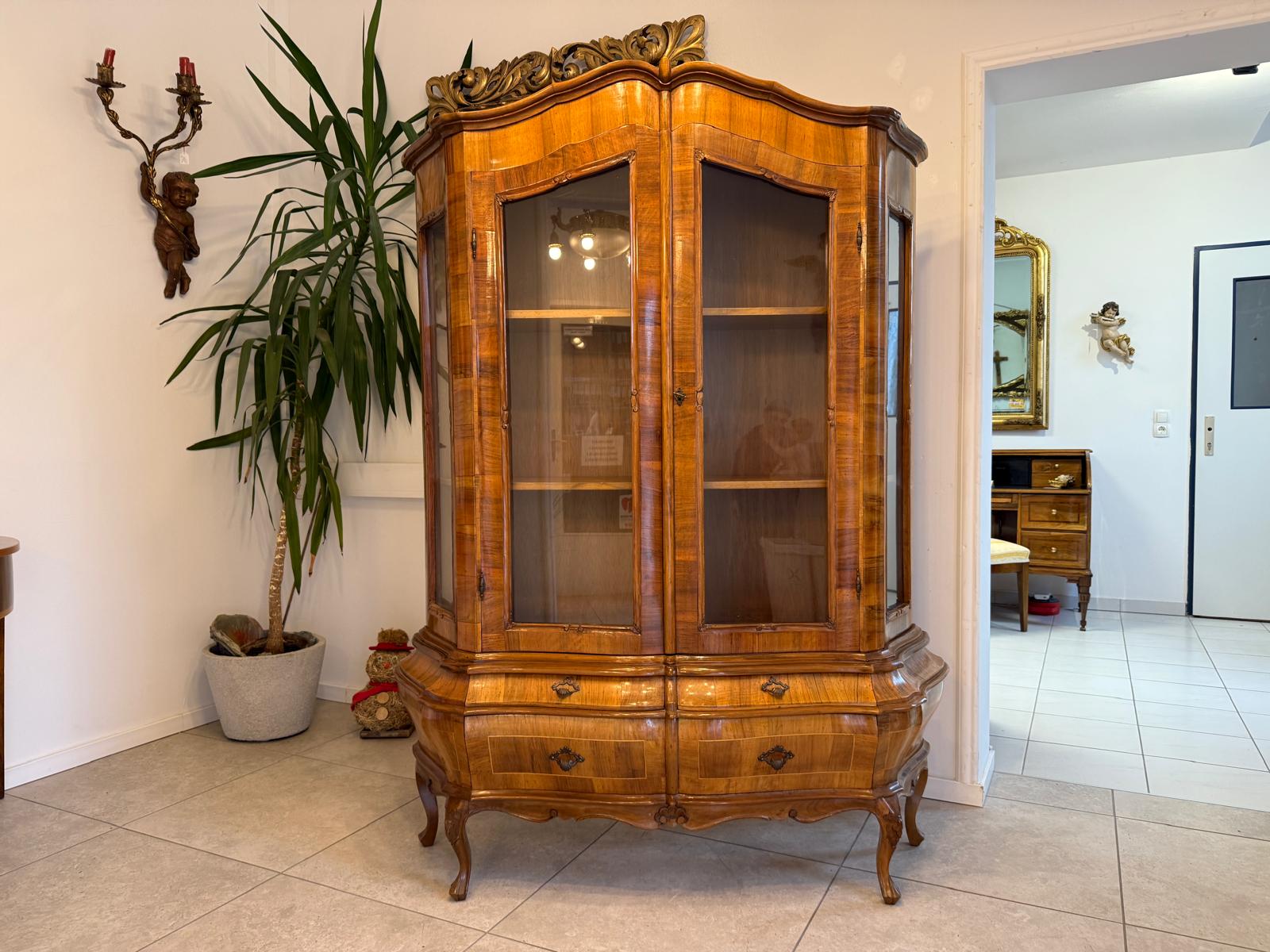Barockstil Vitrine Intarsiert Nussholz Bücherschrank Stilschrank G2304