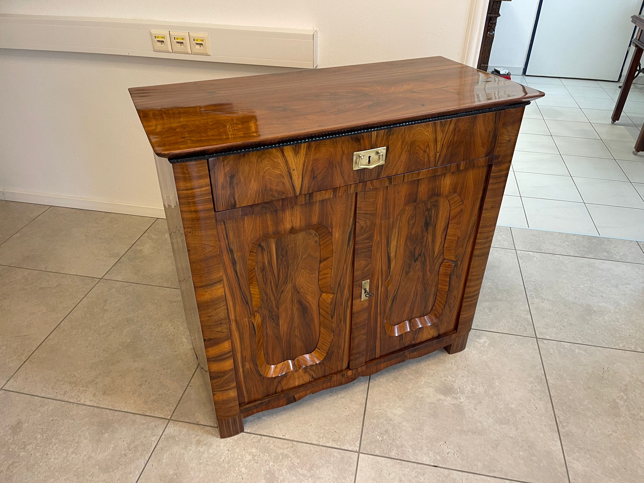 39acf792-a5e4-4ccd-a5e0-0531690d8093 Sale restauriertes Biedermeier Trumeau Anrichte A4952