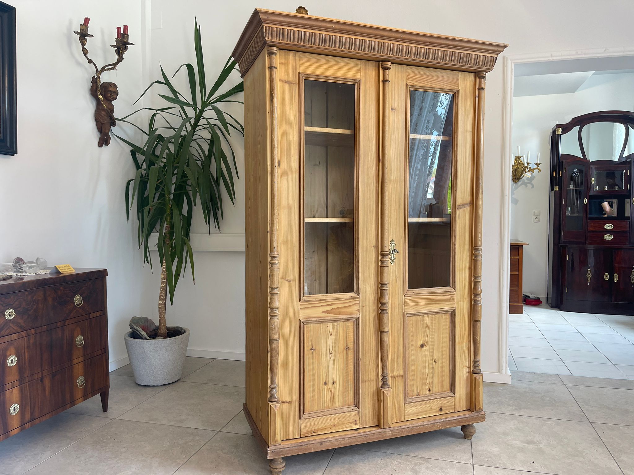 a0e67491-63b2-442d-89a0-2a94b65a8559 Bäuerliche Vitrine Bauernvitrine Naturholz Bücherschrank antik A4616