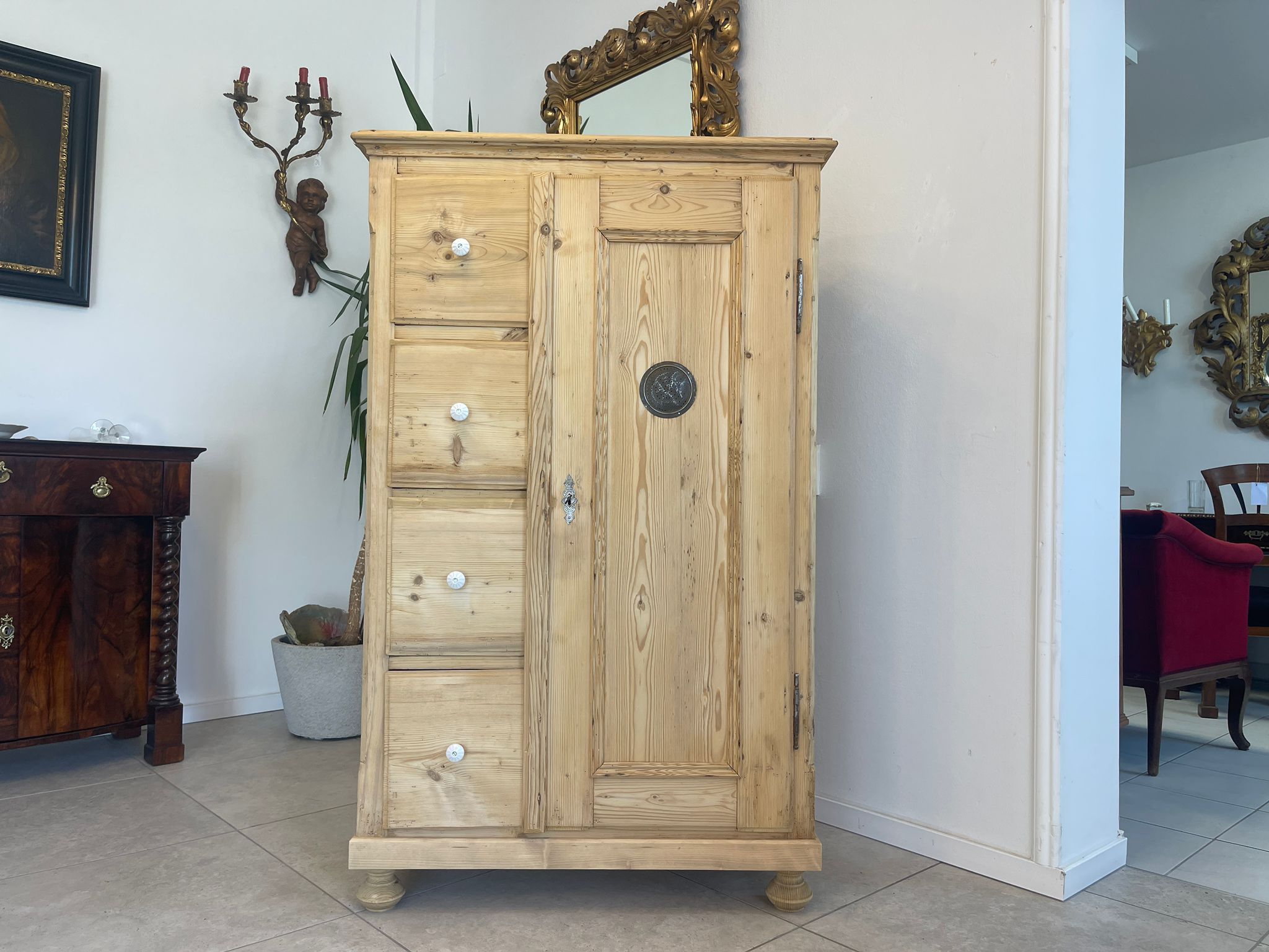 9362532f-f877-40ee-a017-5daa95b8c2d8-1 ALTER uriger Brotschrank Almerschrank Speiskasten A4964