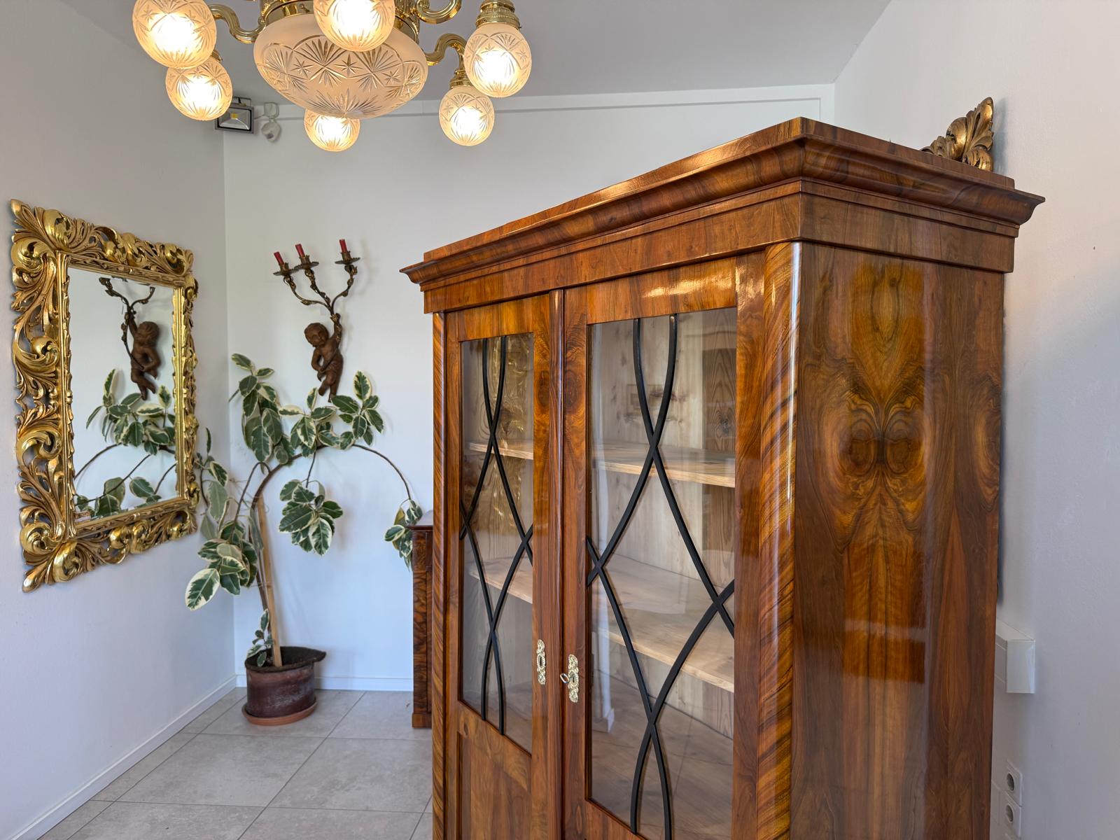 Biedermeier Vitrine Bücherschrank Restauriert Nussbaum Antiquität SALE D2396