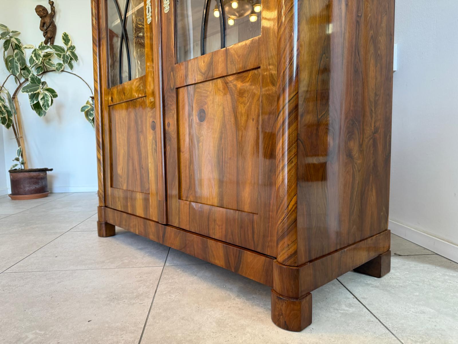 Biedermeier Vitrine Bücherschrank Restauriert Nussbaum Antiquität SALE D2396