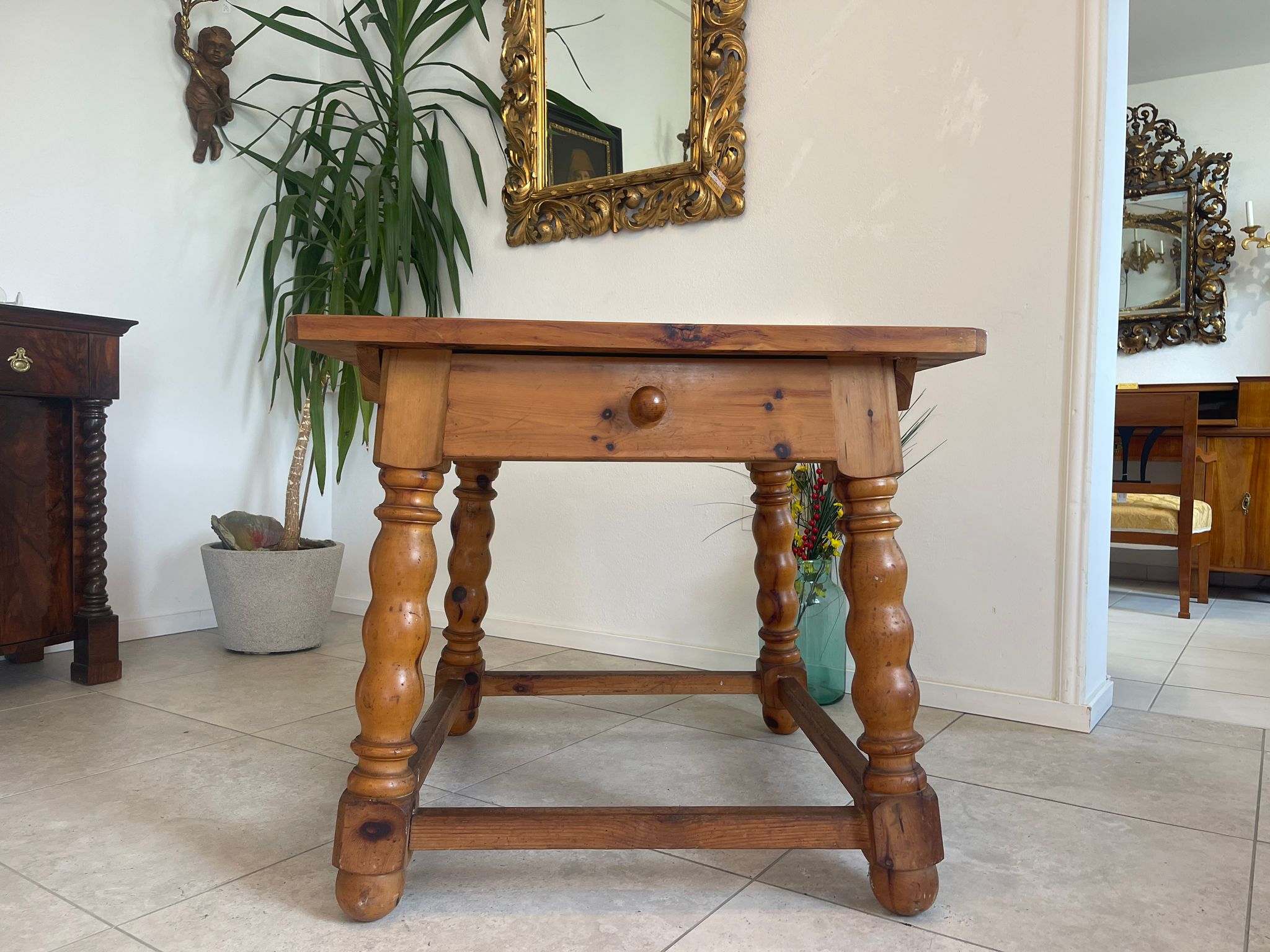 eff0bd68-470a-4fbe-8b71-441ad8a2401d Alter Bauerntisch aus Zirbenholz, rustikal und antik für Bauernstube A4768