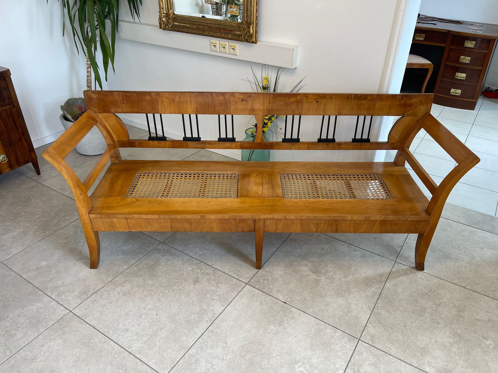 Biedermeier Sofa Diwan Couch aus Nussholz, Geflecht, original, A4588