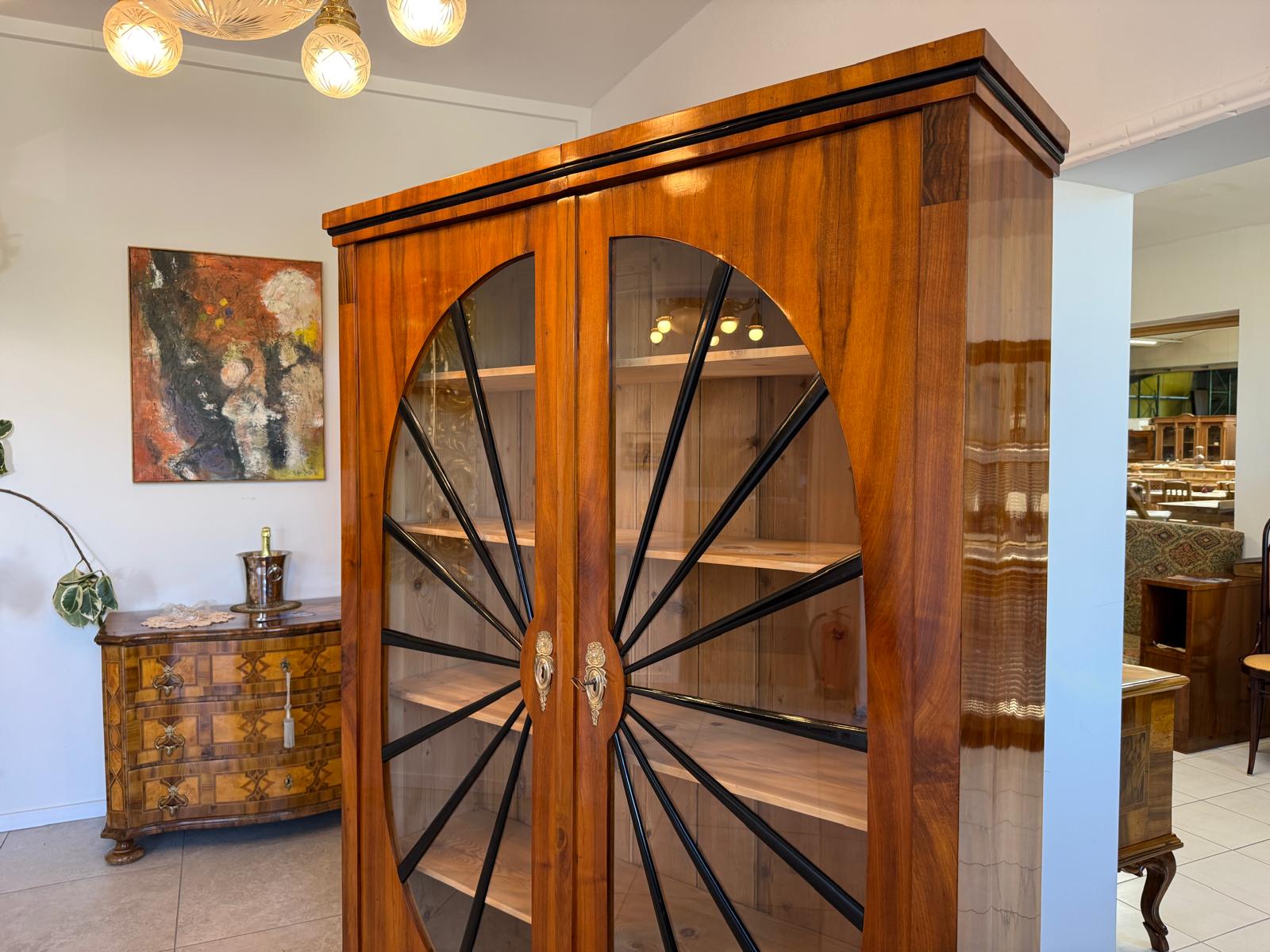 Biedermeier Vitrine Sonnenvitrine Bücherschrank Bibliotheksschrank Nussholz D2607