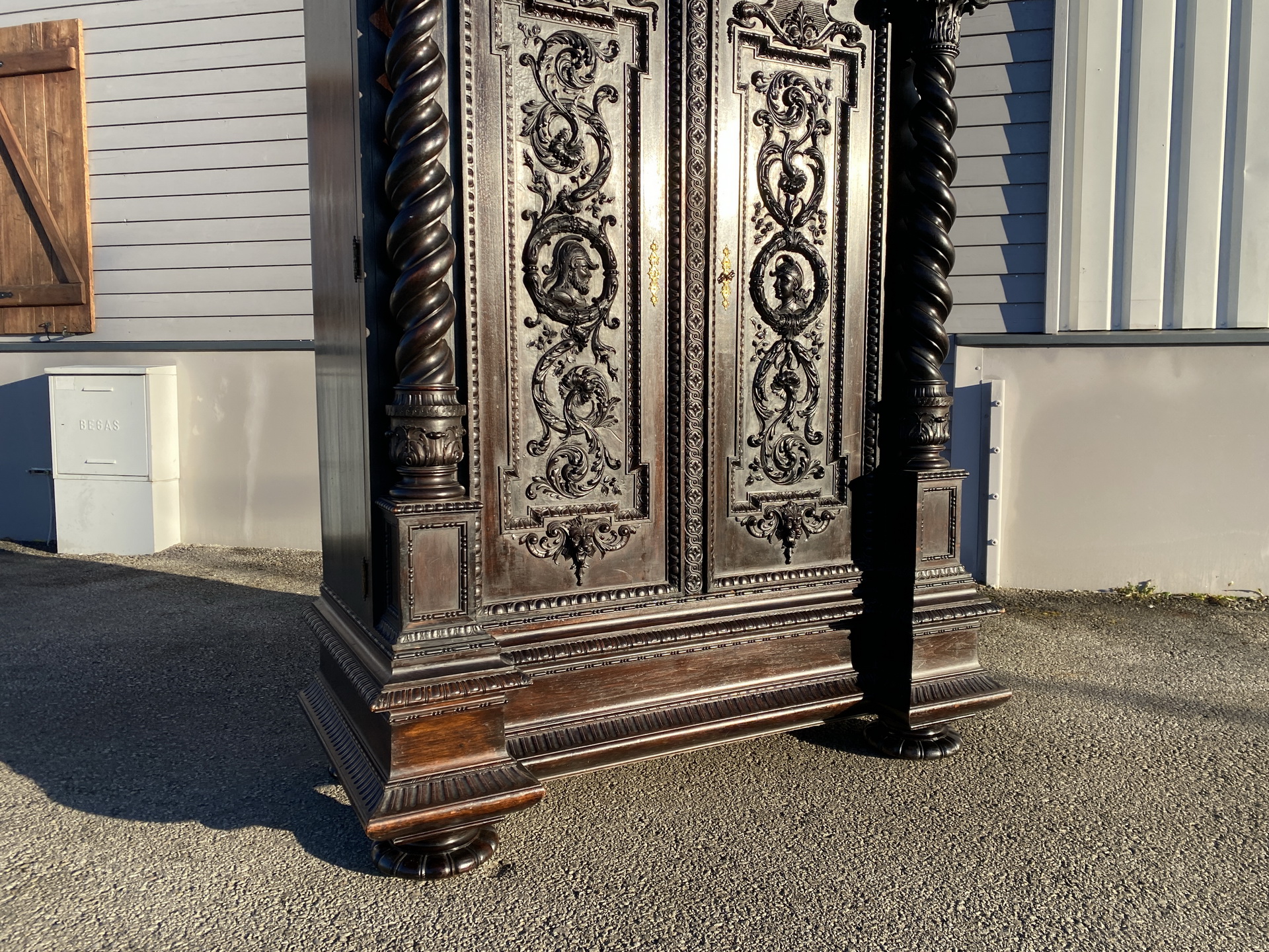 Monumentaler Renaissance Hallenschrank Prachtschrank B2064