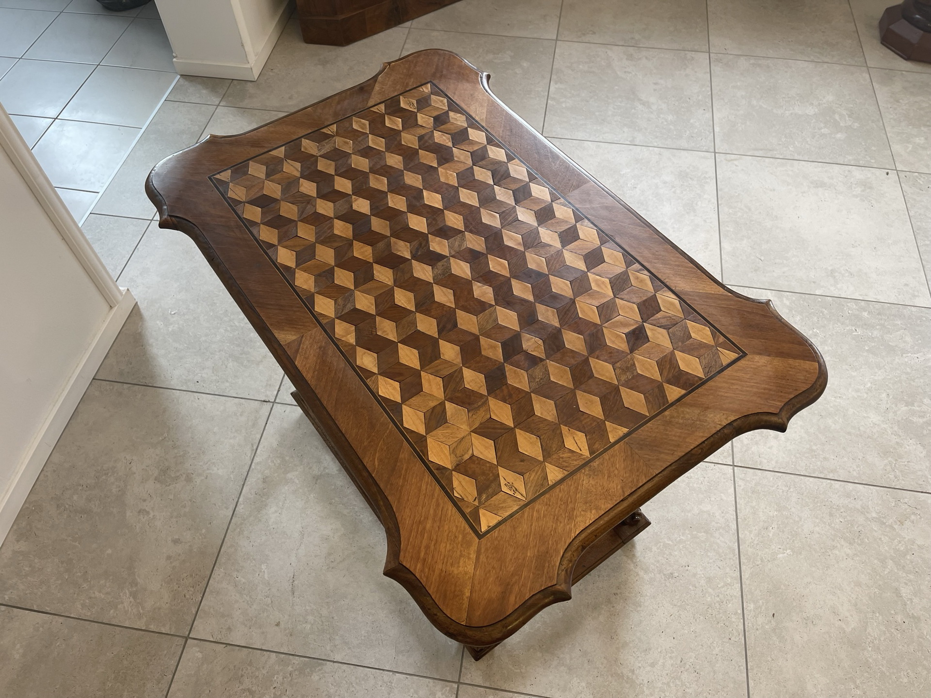 Waffenschrank-Bauernkasten_76 Originaler Barock Tisch Antik aus Nuss, Spieltisch, sehr schöner Zustand B1111