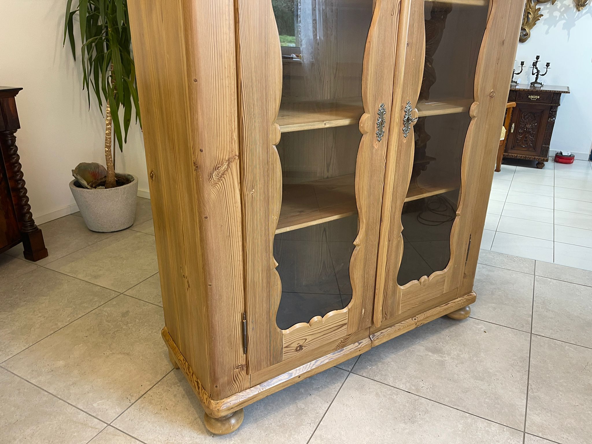 fdc3f274-cf97-4f1b-a683-731053e75315 Bauernschrank Bäuerliche Vitrine Bauernvitrine Bücherschrank A5027