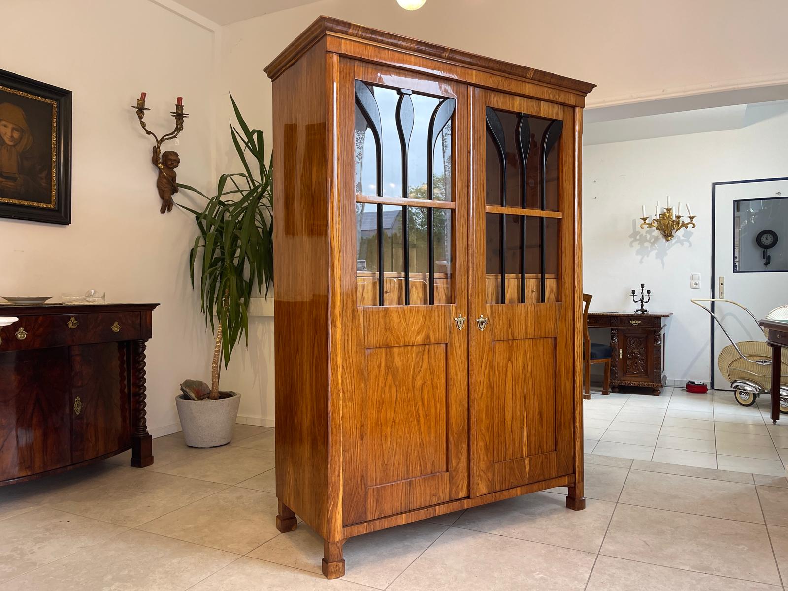 2fafa71d-9faf-4420-b2ba-e274c08107b9 Antiquität Sale Biedermeier Vitrine Bücherschrank Nussholz Antiquität A4932
