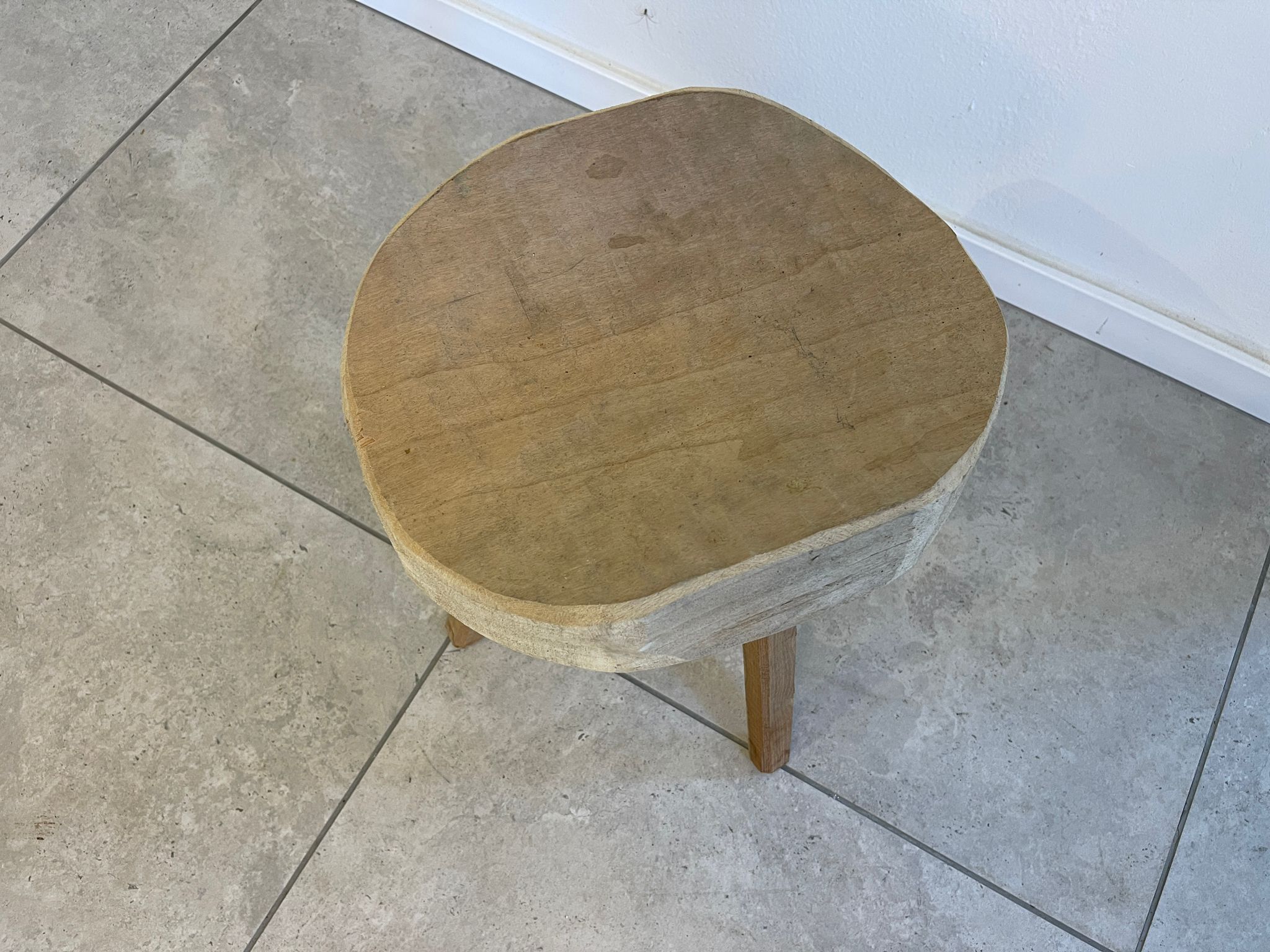 c2342d49-4535-4f27-b5b3-c48111d53c68 uriger Hocker Fichtenholz Schemel Sitzhocker A4823