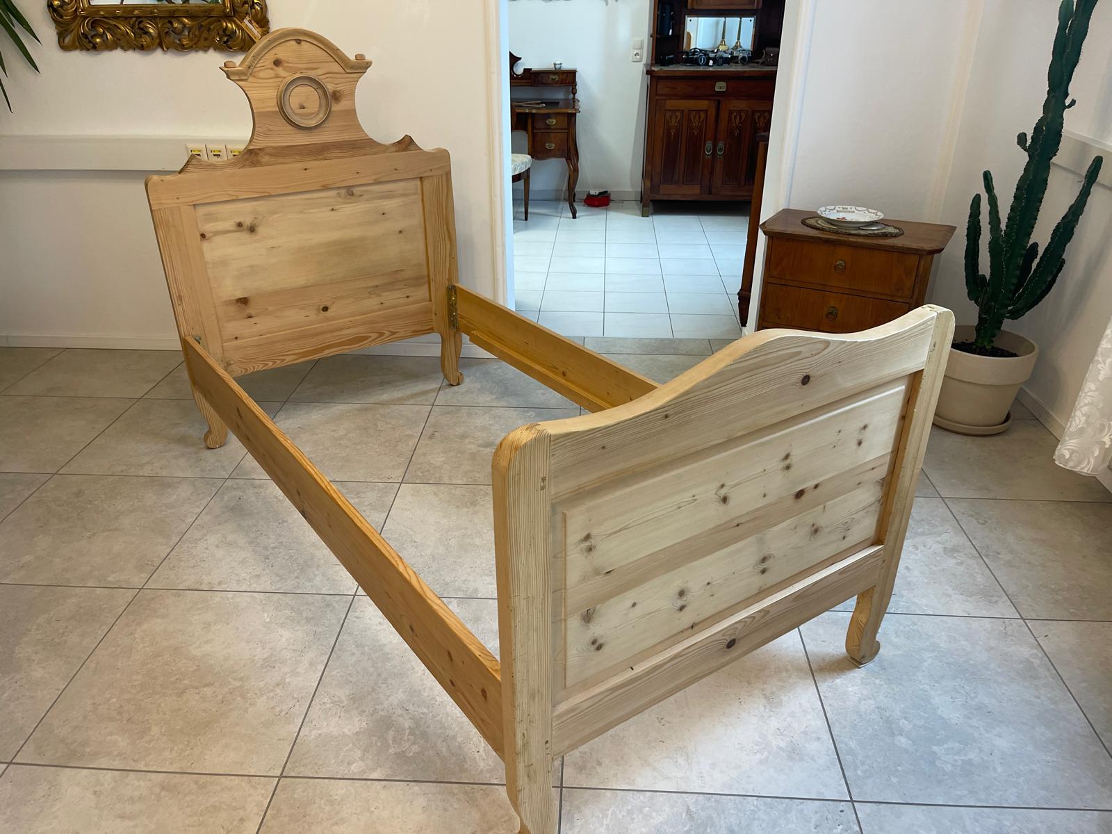 Bäuerliches Einzelbett aus massivem Holz Gründerzeit Steckbett G1672