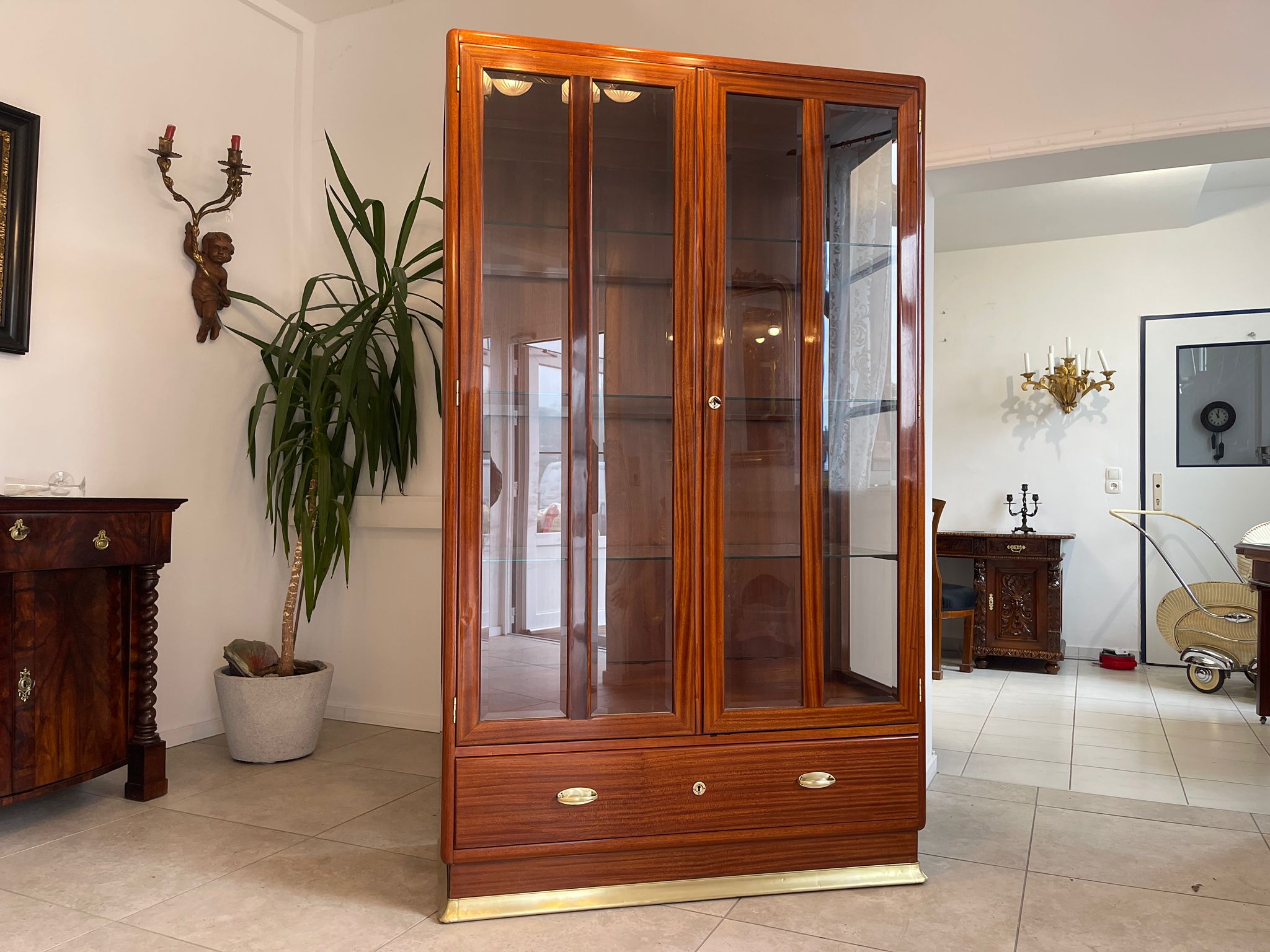 cb9f9334-d84f-42fd-b56f-c6f35311e340-2 Restaurierter Jugendstil Glasschrank Bücherschrank Vitrinenschrank A4930