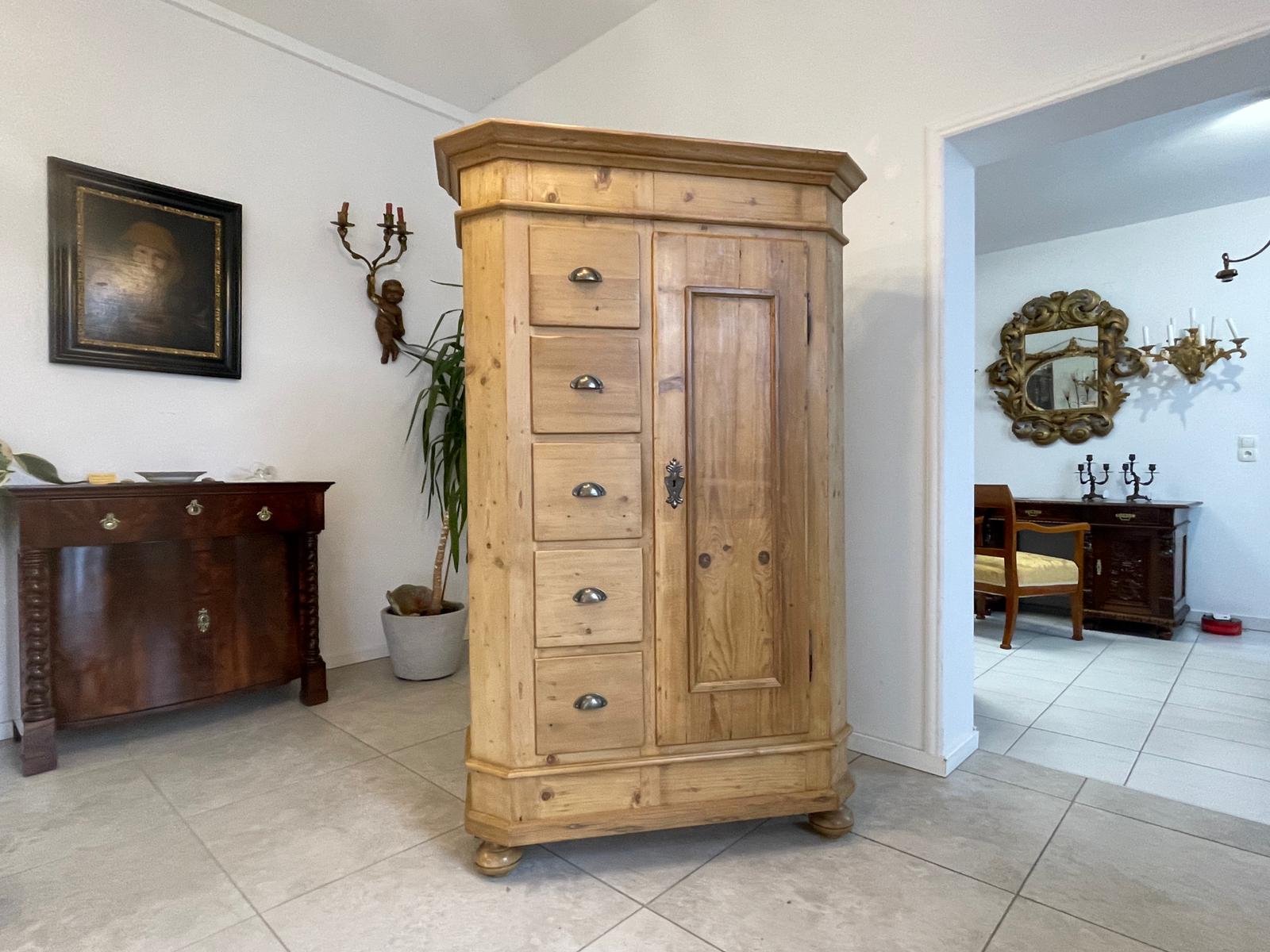 c4fc5cfe-0db2-4bb7-b928-ac15eb12c9a3 Bäuerlicher uriger Brotschrank Almerschrank Speiskasten Bauernkasten A5036