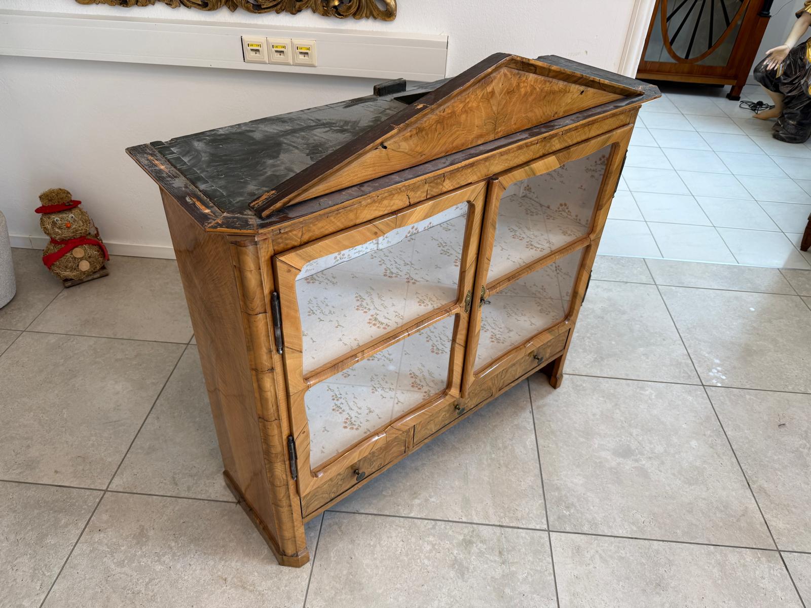 Originaler josefinischer Vitrinenaufsatz Wandboard D1008