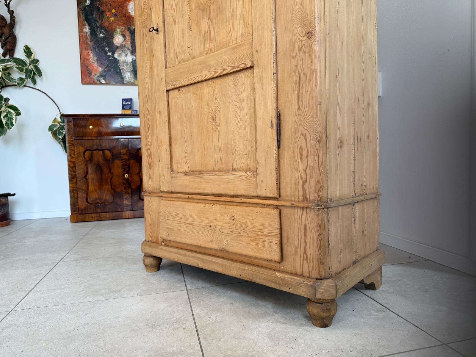 Bäuerlicher Kleiderschrank Naturholz Bauernschrank Bauernmöbel Kasten D2412