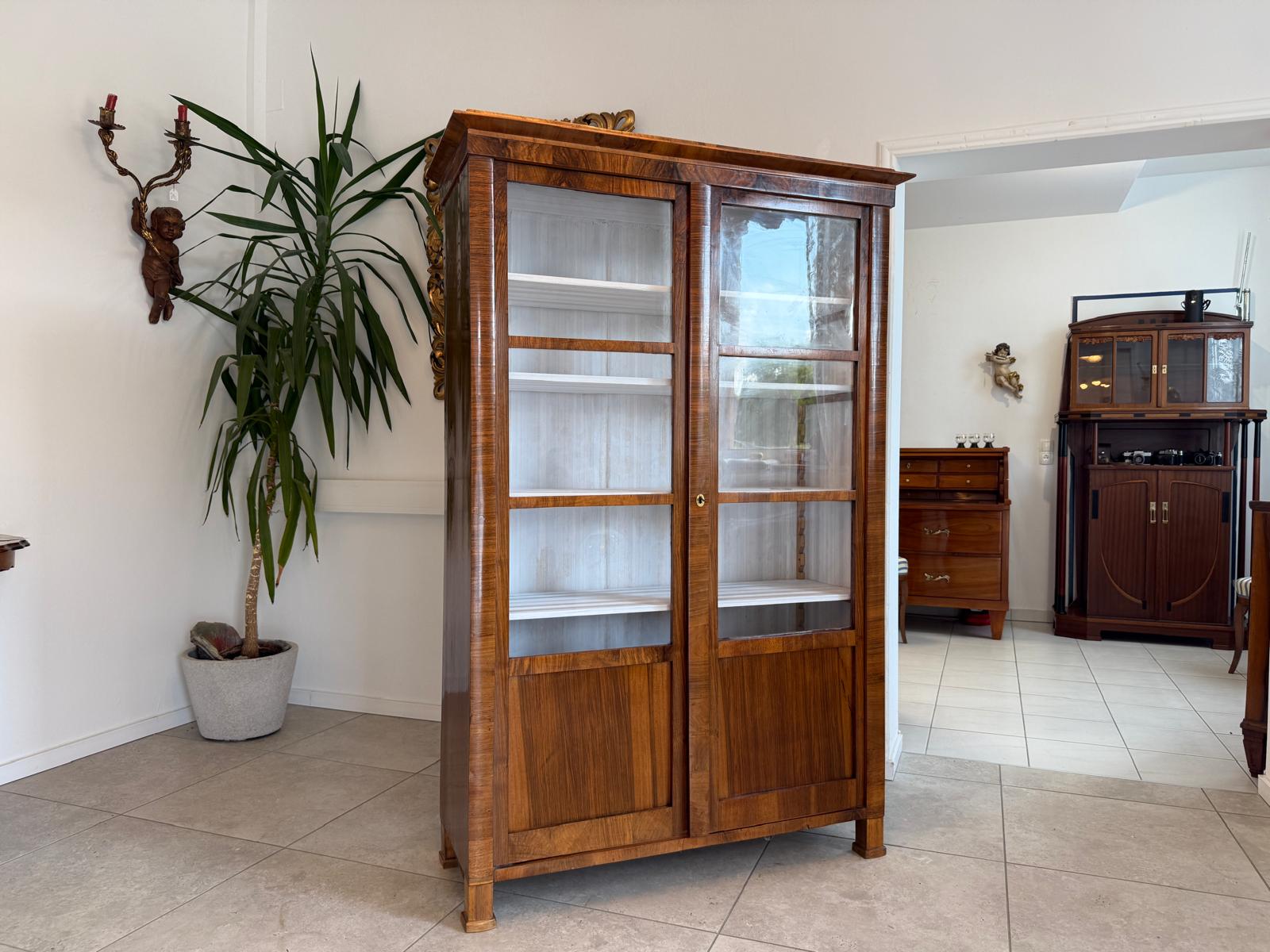 Biedermeier Vitrinenschrank Glasschrank Nussholz Antiquität G1797