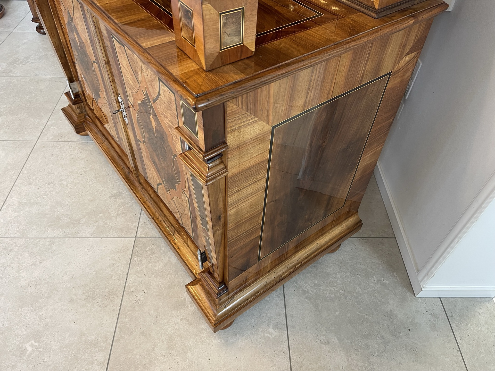 bauernschrank-bauernmoebel_145 Barock Sekretär Tabernakel Antiquität Stollenschrank mit Vollsäulen B1636