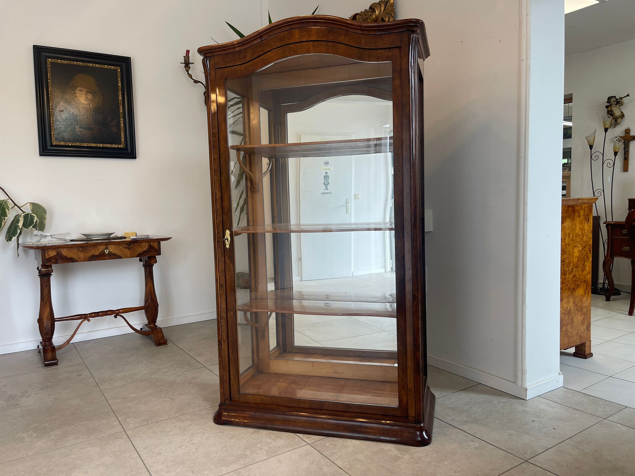 Restaurierte Biedermeier Vitrinenschrank Glasschrank Nussholz Antiquität G1615