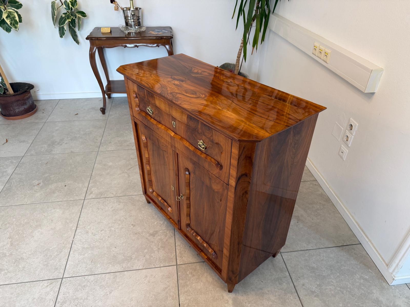 Sale Restaurierte Biedermeier Anrichte Trumeau Nussholz G1830