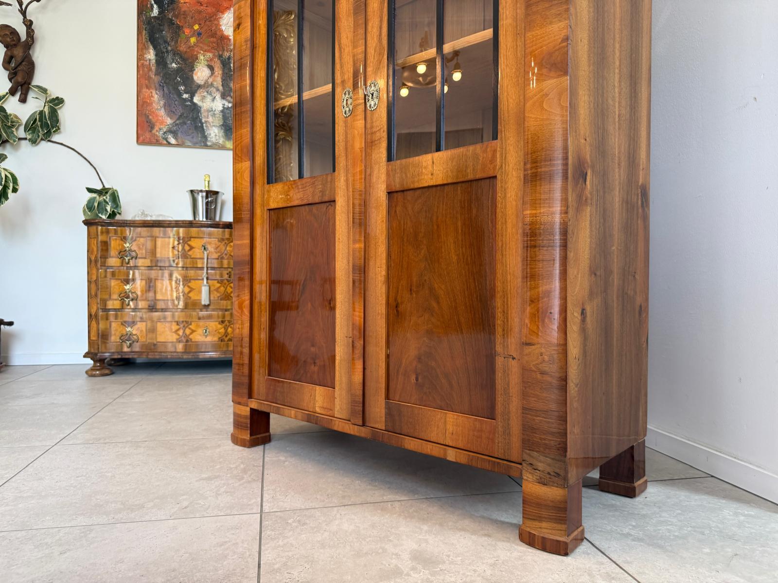 Biedermeier Vitrine Bücherschrank Restauriert Nussbaum Antiquität SALE D2675
