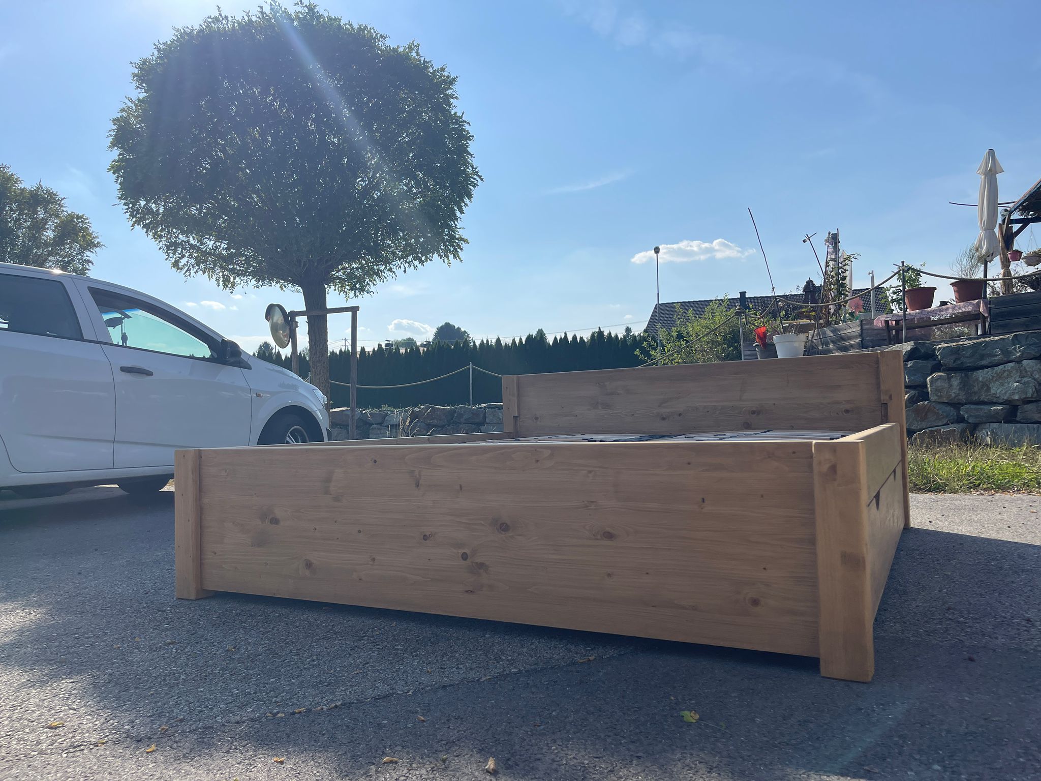 4204f87f-d547-43b0-a20d-a1c4af567f4e Bäuerliches Doppelbett aus massivem Holz mit Lattenrost und praktischen Läden A4680