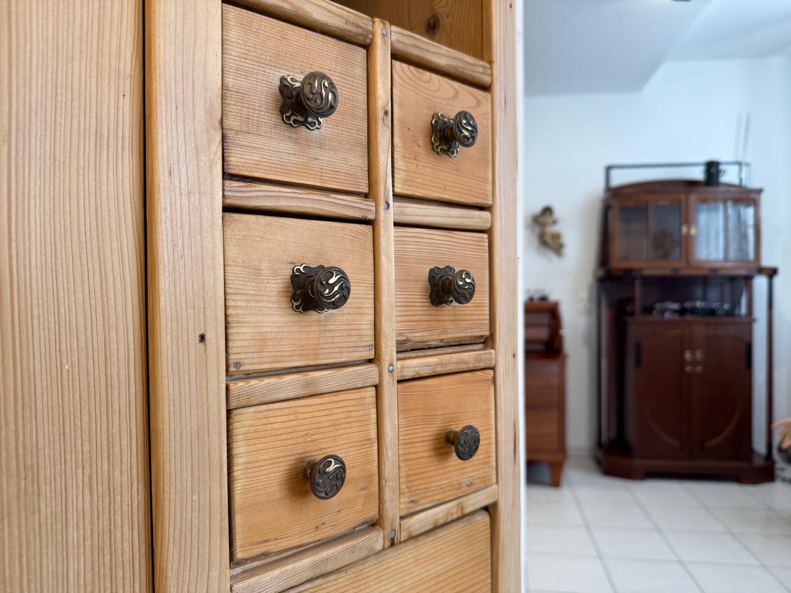 Uriger Speiskasten Ladenschrank Kräuterschrank Fichtenholz Antik G2016
