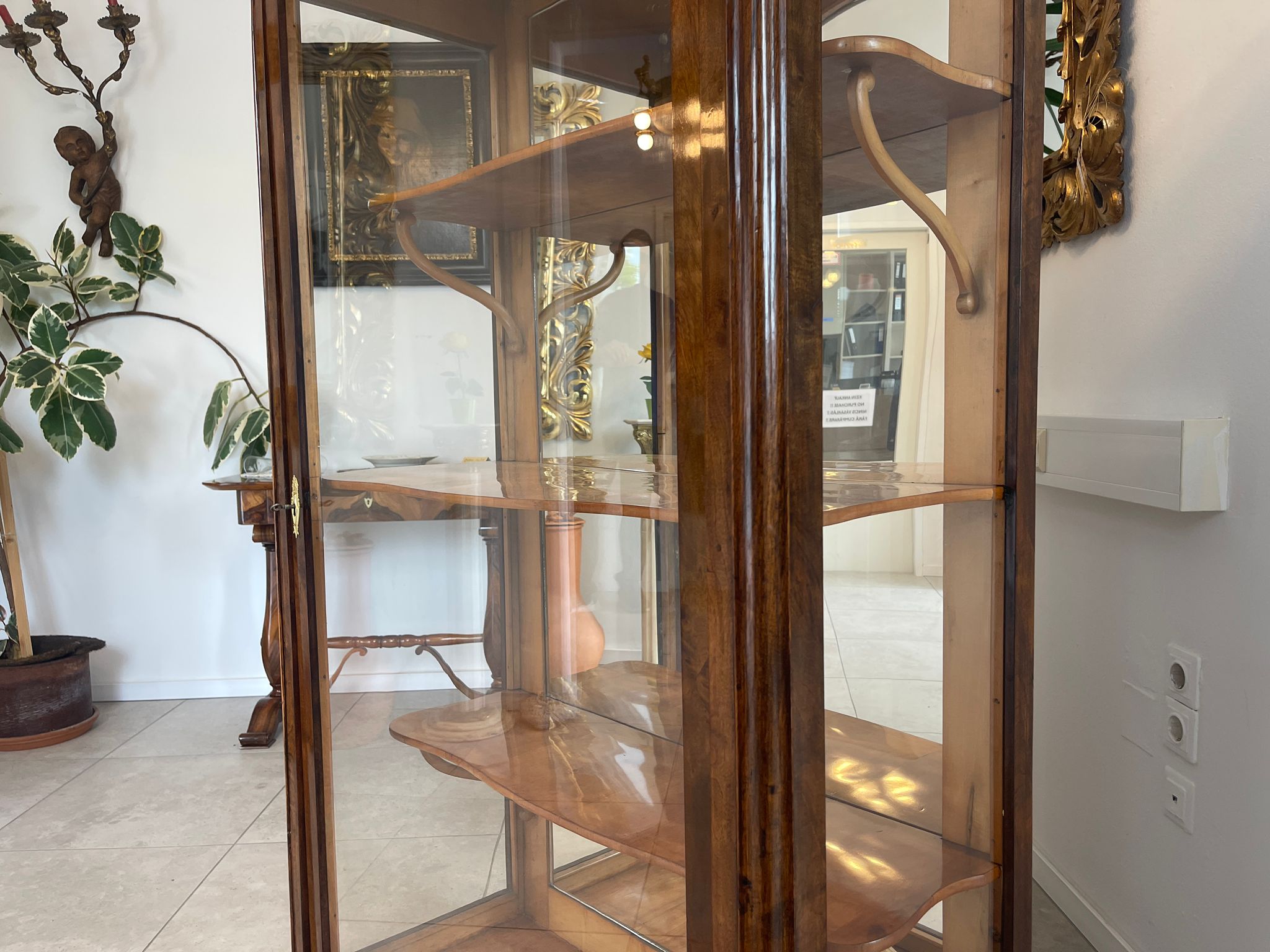 Restaurierte Biedermeier Vitrinenschrank Glasschrank Nussholz Antiquität G1615