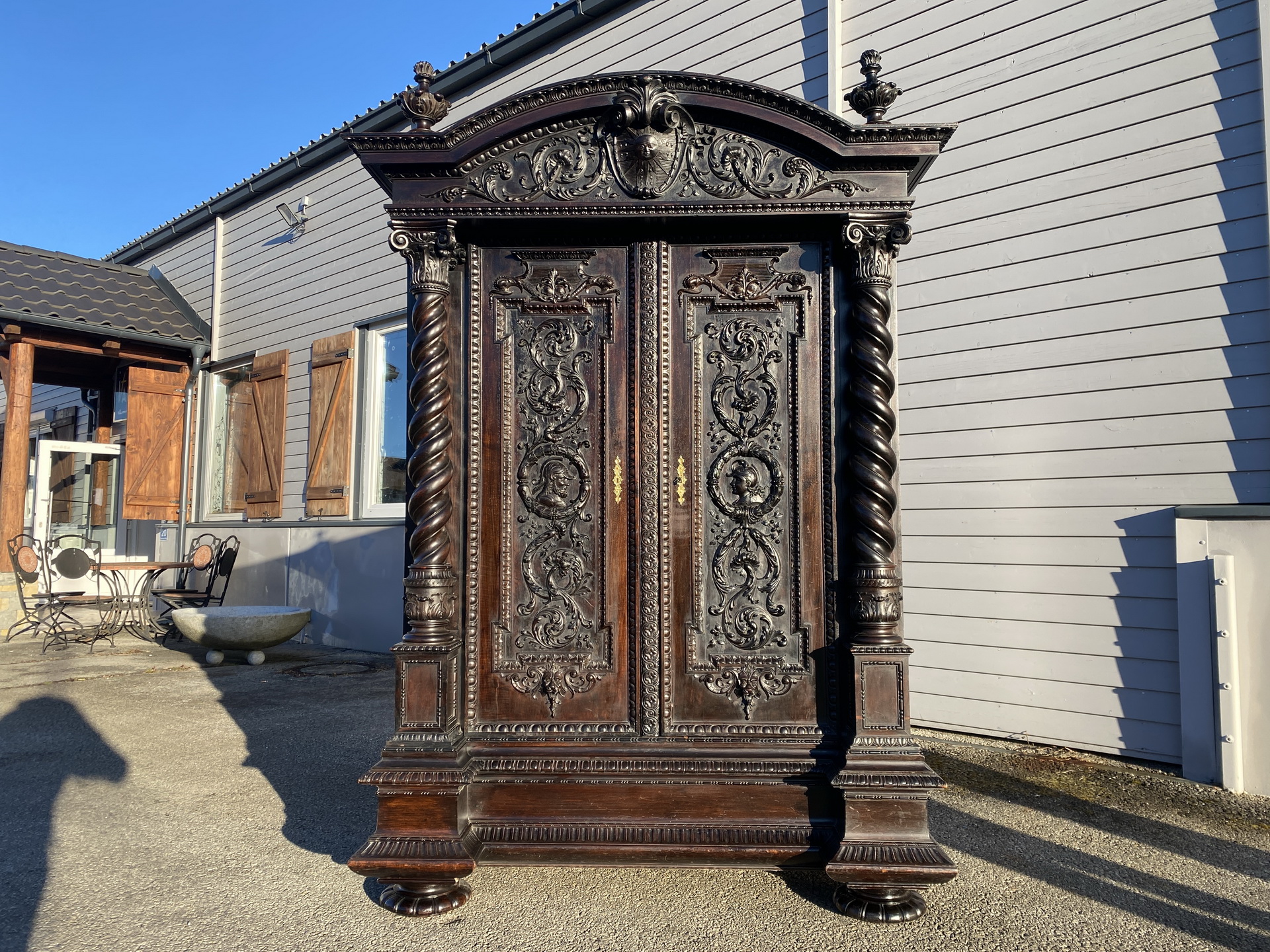 Monumentaler Renaissance Hallenschrank Prachtschrank B2064