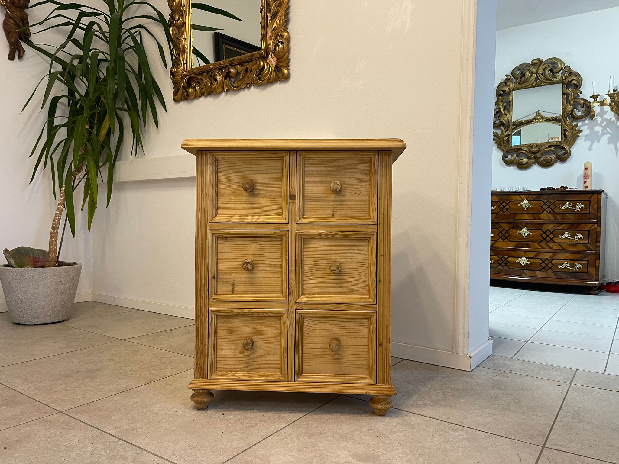 15e24fae-c66d-41fc-a9fd-796121fb8ae0 Bäuerliche Ladenkommode Apothekenschrank Bauernöbel A5116