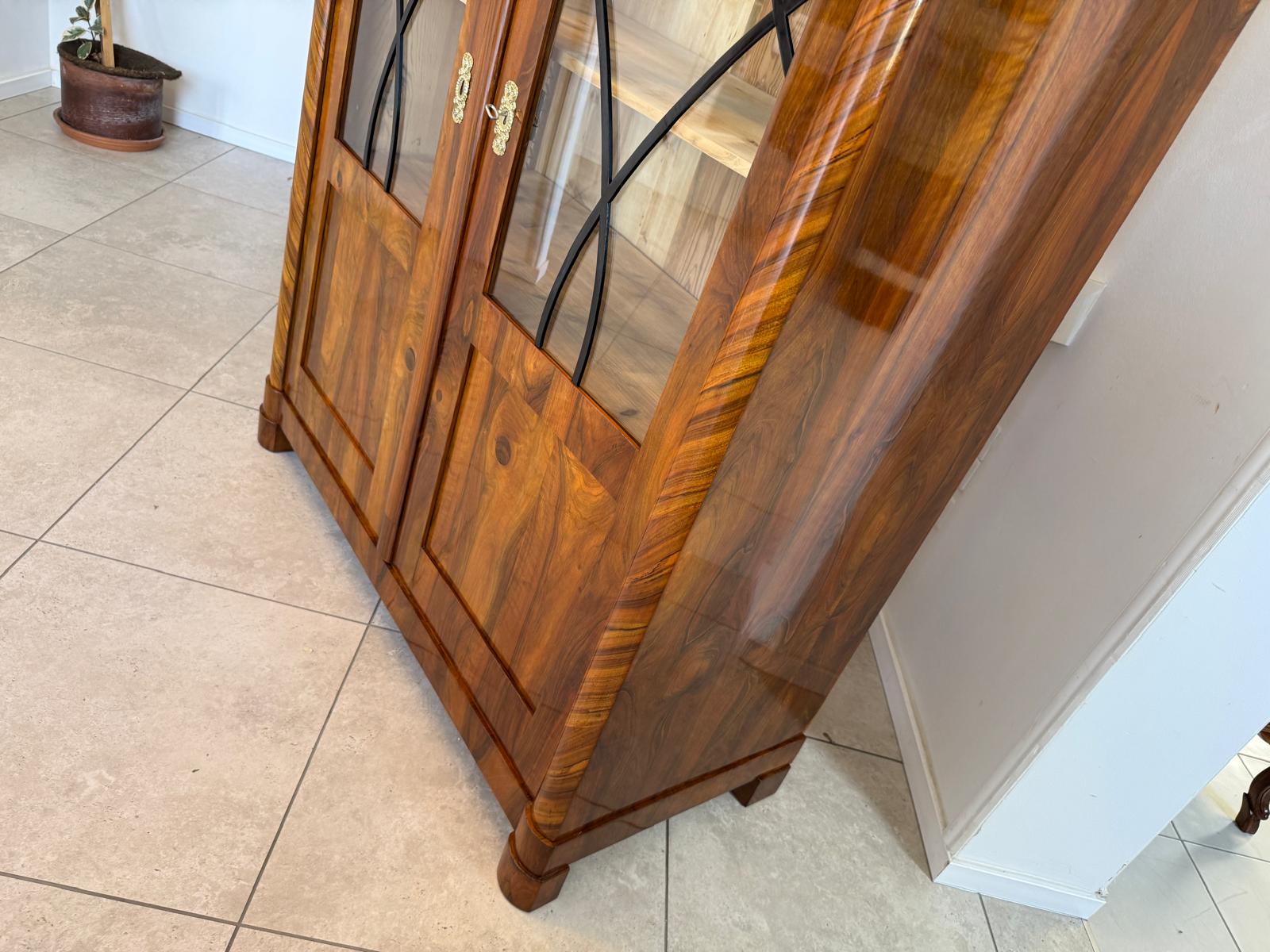 Biedermeier Vitrine Bücherschrank Restauriert Nussbaum Antiquität SALE D2396