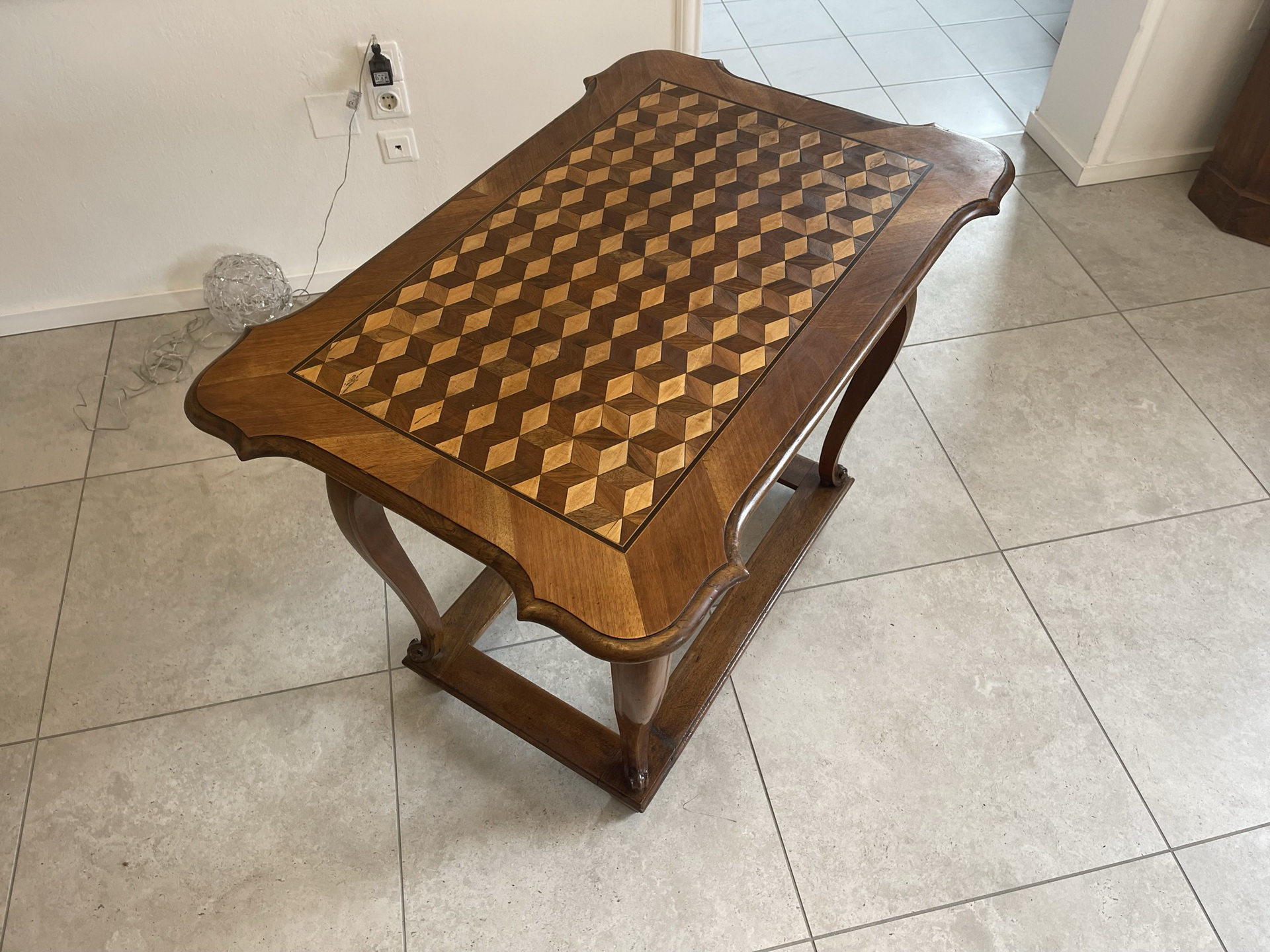 Waffenschrank-Bauernkasten_73 Originaler Barock Tisch Antik aus Nuss, Spieltisch, sehr schöner Zustand B1111