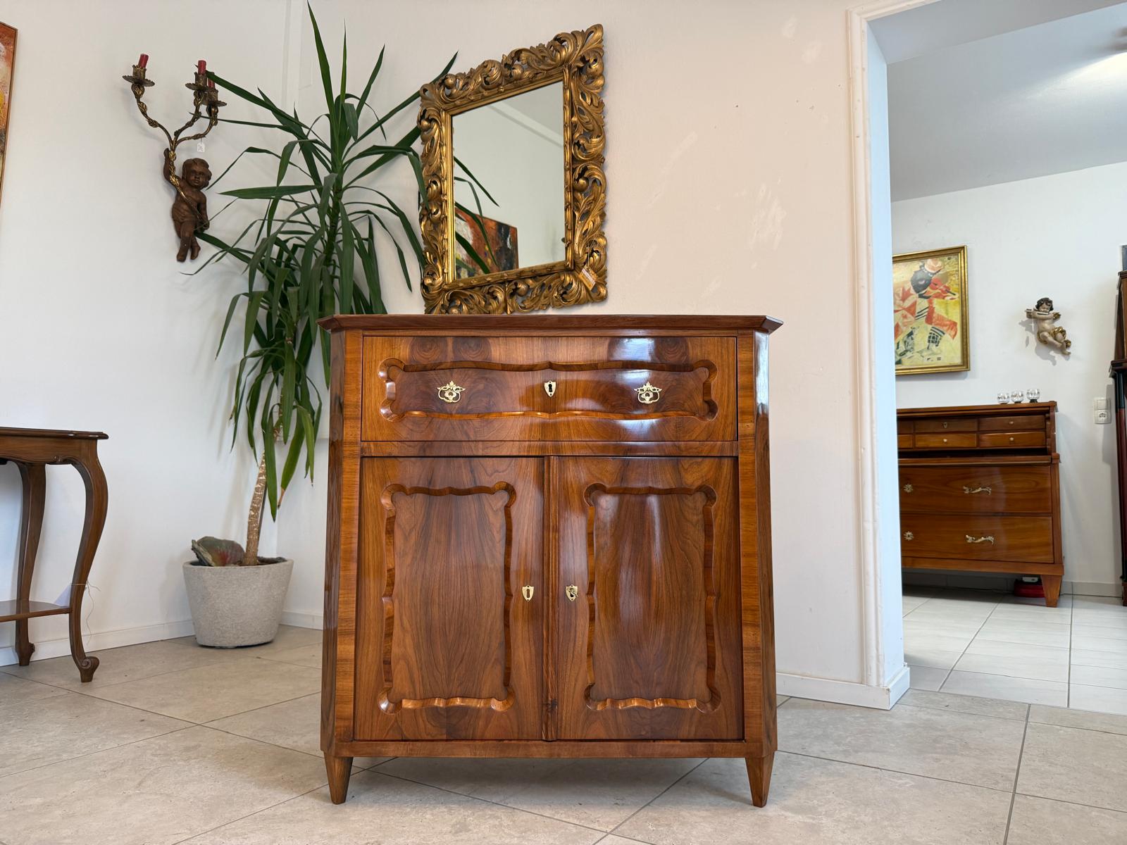 Sale Restaurierte Biedermeier Anrichte Trumeau Nussholz G1830
