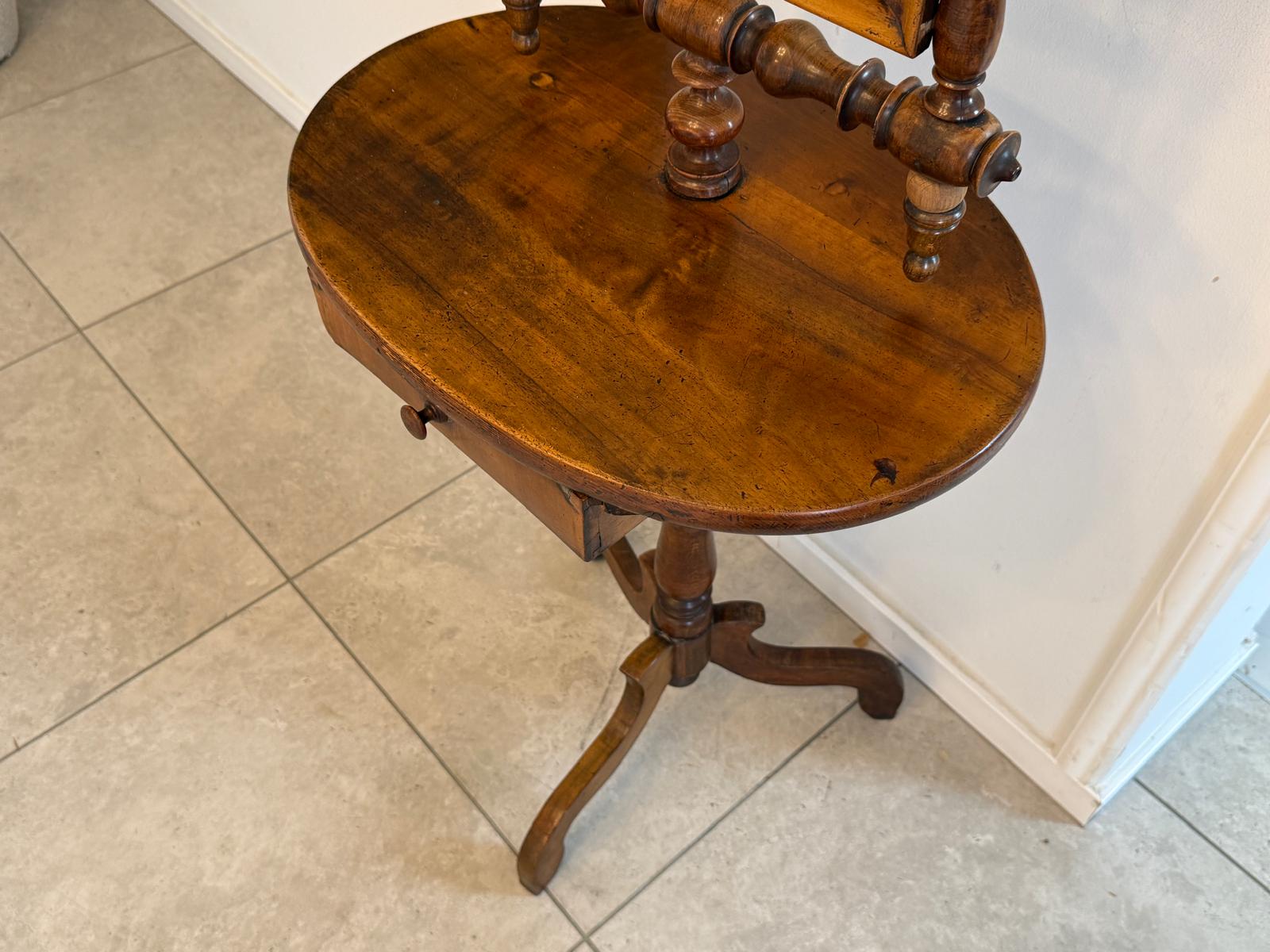 Originales Gründerzeit Schminktischerl Nussholz Antiquität aus Österreich D1056