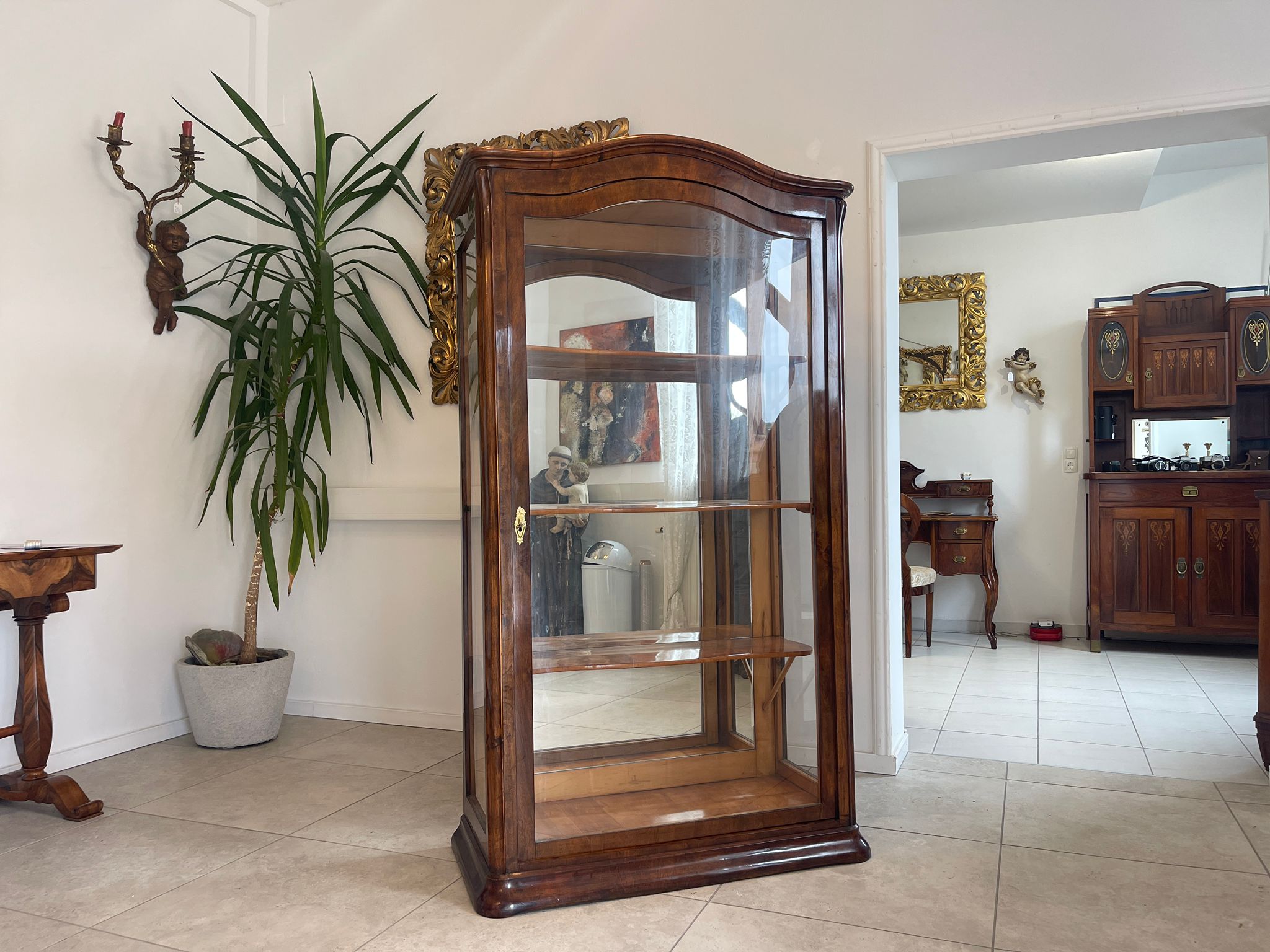 Restaurierte Biedermeier Vitrinenschrank Glasschrank Nussholz Antiquität G1615