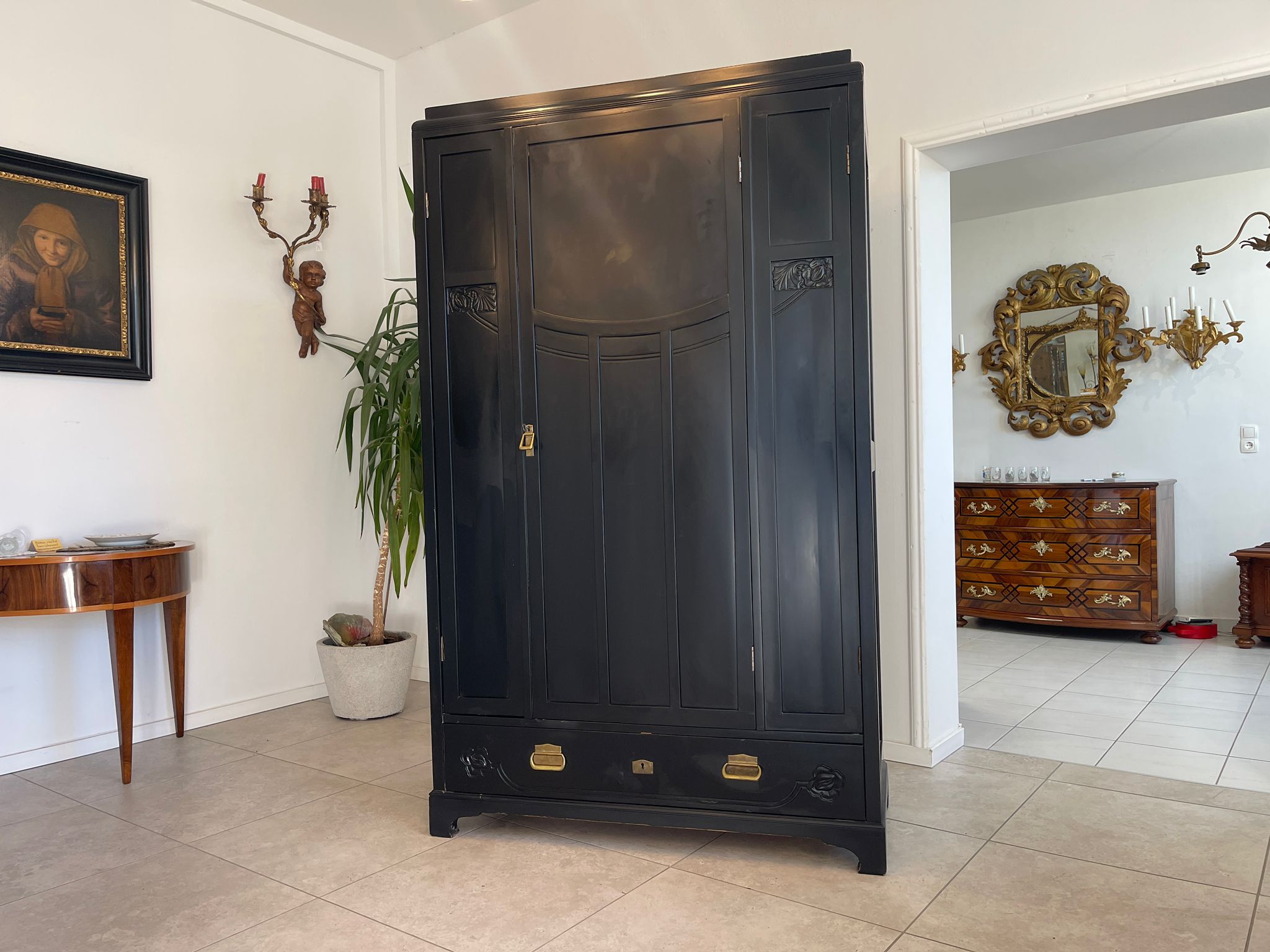 125edcd9-c333-4154-baf8-0ad9e0884b6d Jugendstil Garderobenschrank Schwarz - Antiker Schrank mit floralen Mustern A5051