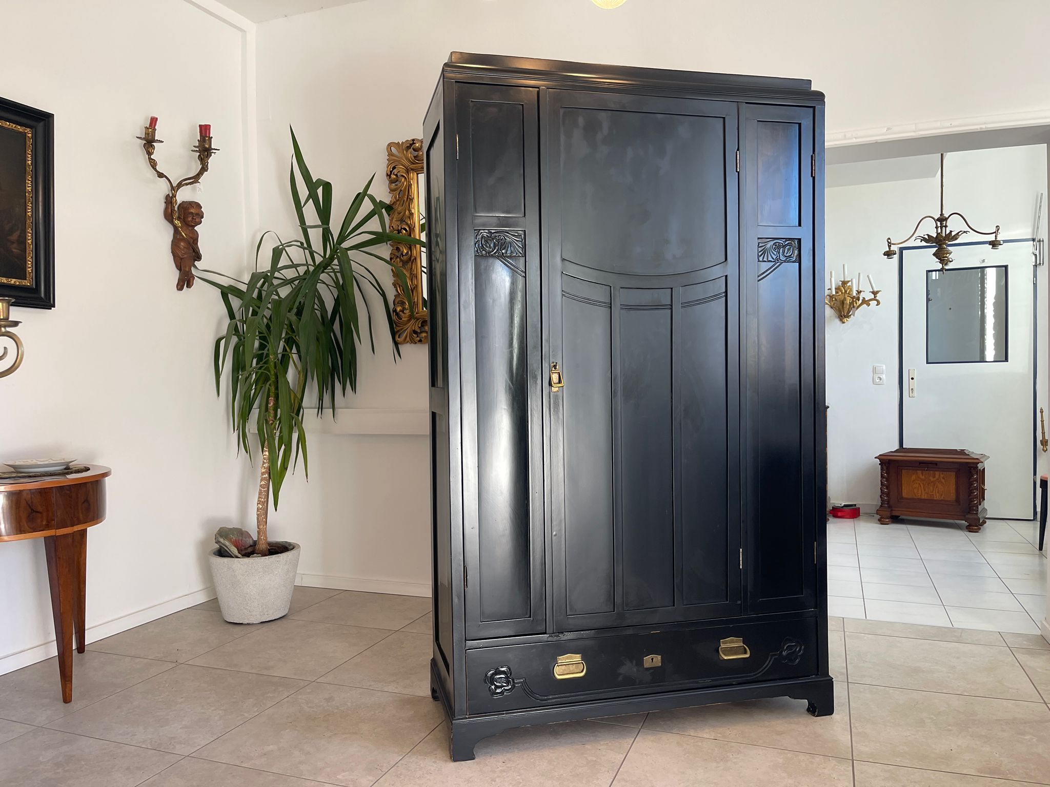 778e4234-bb7b-49d0-bb55-473ce1113812 Jugendstil Garderobenschrank Schwarz - Antiker Schrank mit floralen Mustern A5051