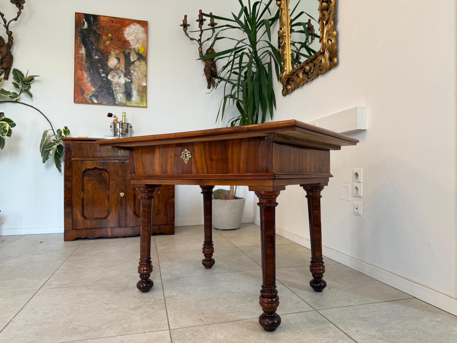 Restaurierter Barock Tisch Nussfurniert Marketiert Anquität G1834-1