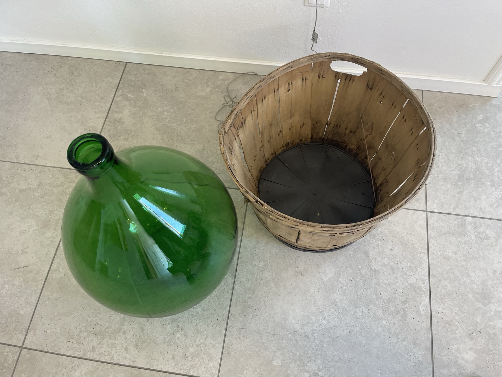 bauernstube_112npcKbU7llcQCM Alte Ballonflasche 25 Liter Gärballon mit Korb und Lufteinschlüssen B1737Fl