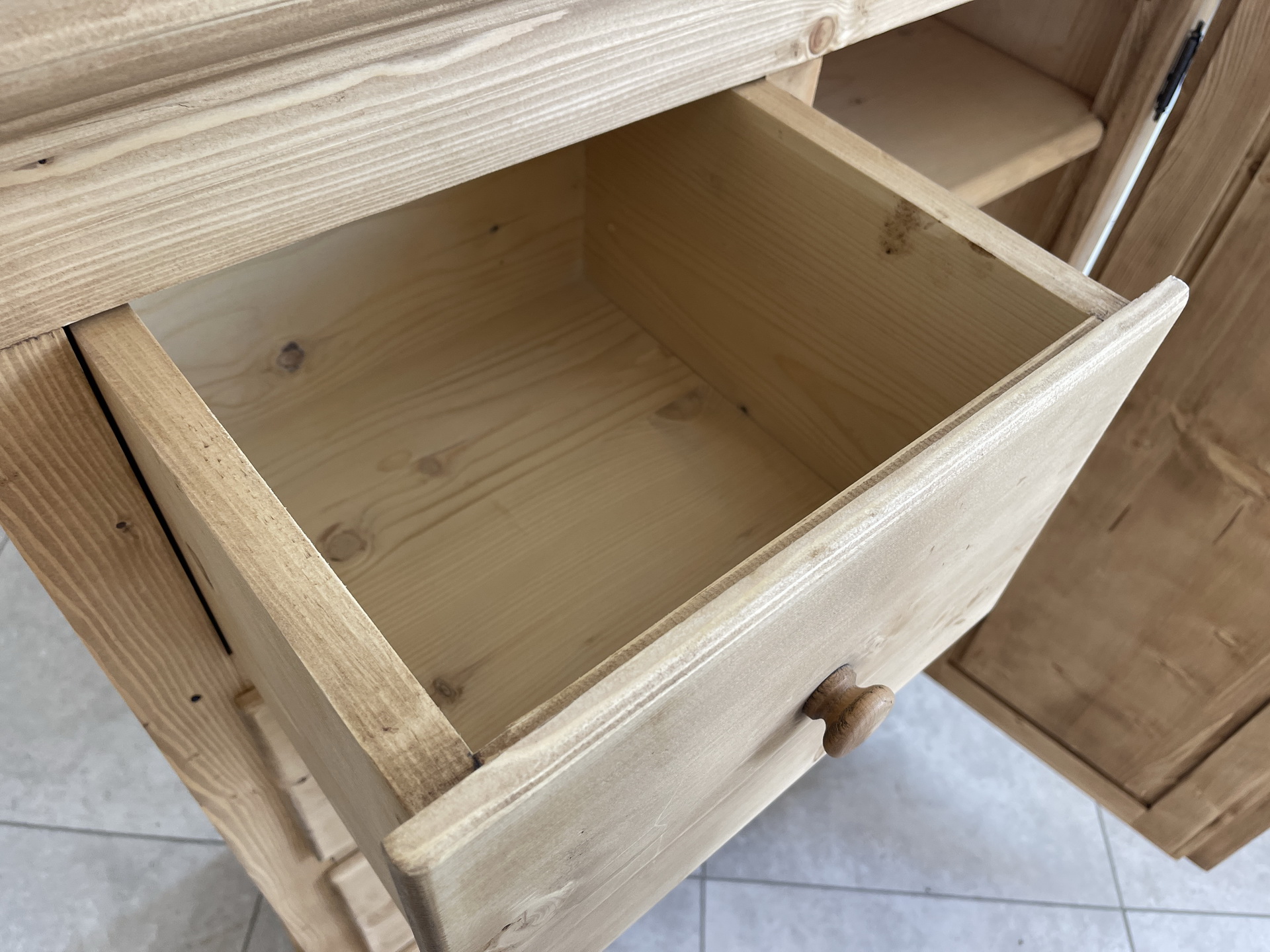 IMG_8006 Bäuerlicher Brotschrank Almerschrank Speiskasten G1111