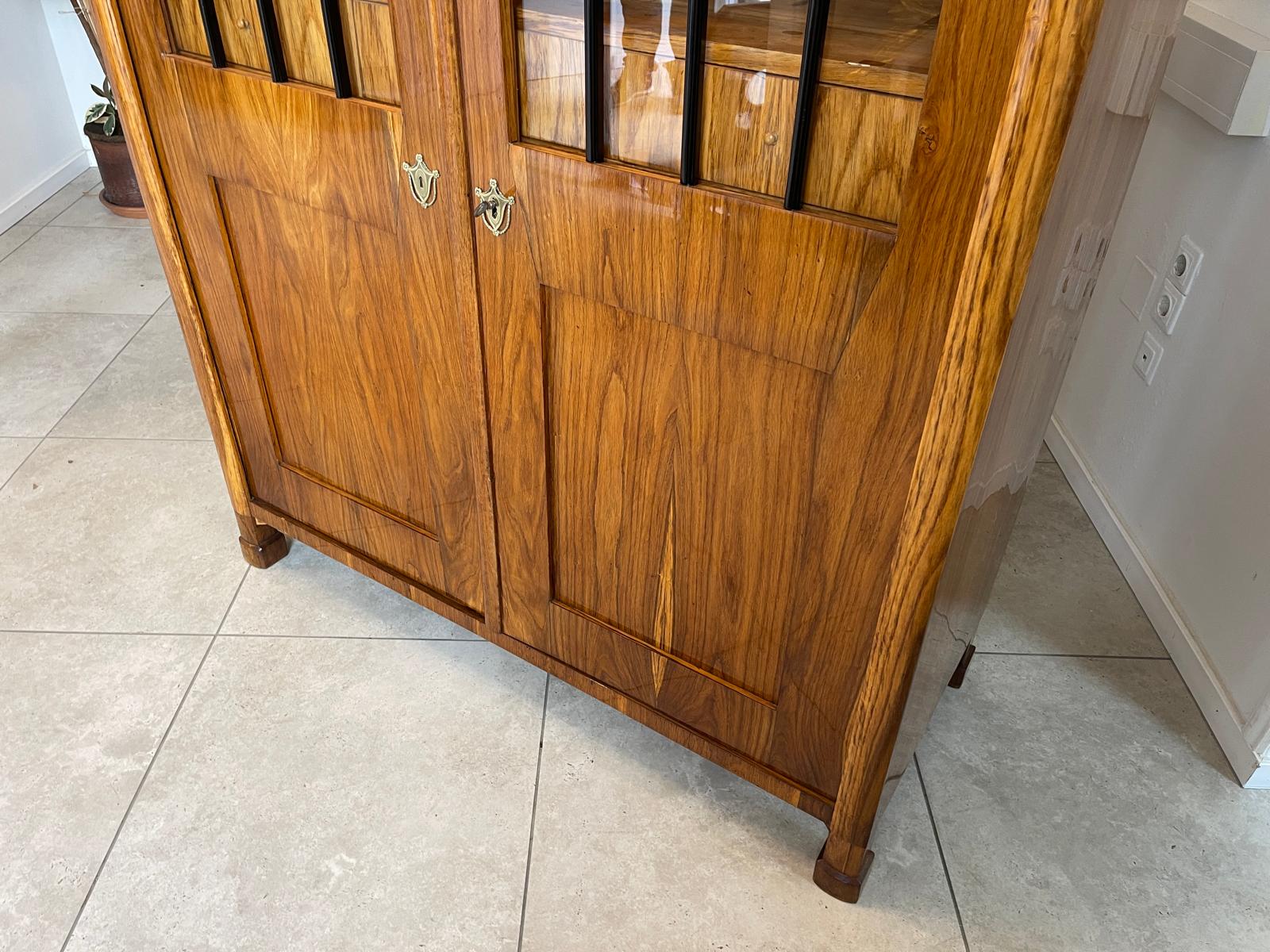 62d45841-fcc3-41cf-80e0-b0141d96e277 Antiquität Sale Biedermeier Vitrine Bücherschrank Nussholz Antiquität A4932