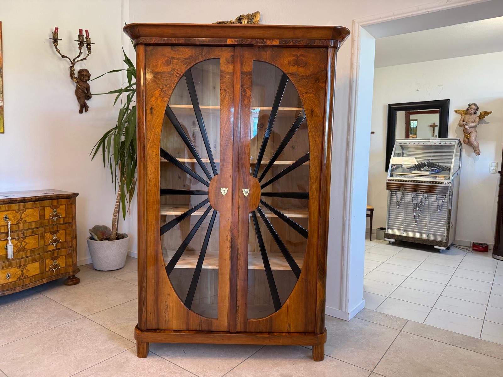 Biedermeier Vitrine Sonnenvitrine Bücherschrank Bibliotheksschrank Nussholz D2608