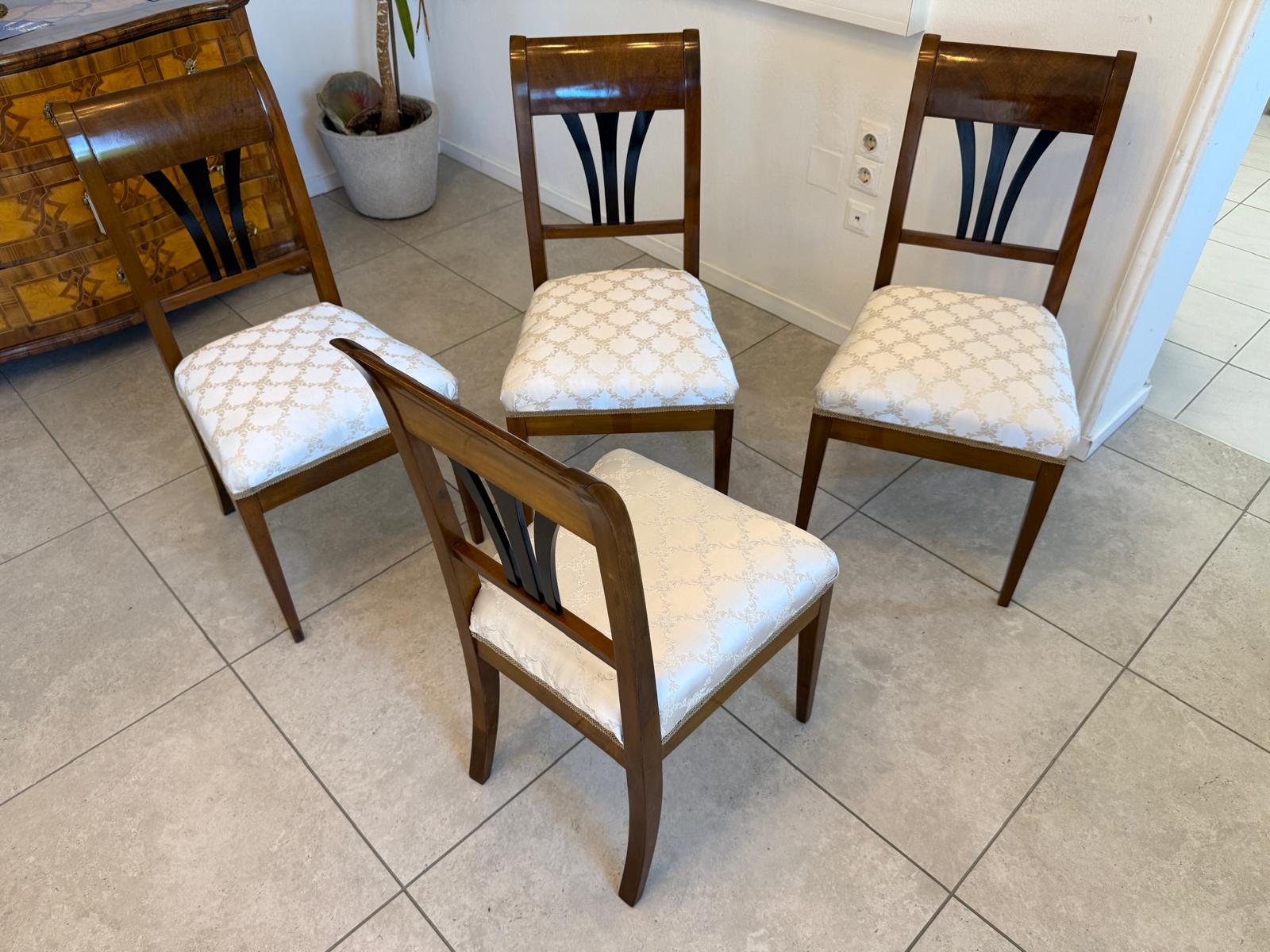 4 Stk. Biedermeier Sessel Stühle Antiquiäten Nussholzsessel D2610