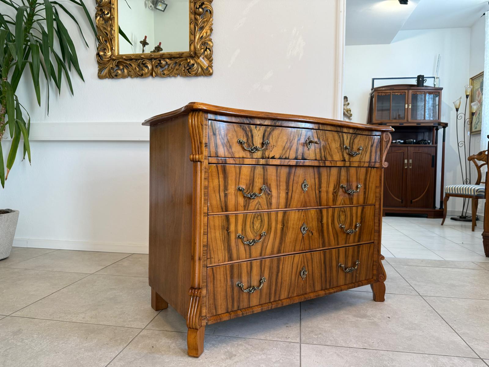 Originaler Nussholzfurnierte Spät Biedermeier Kommode G1788