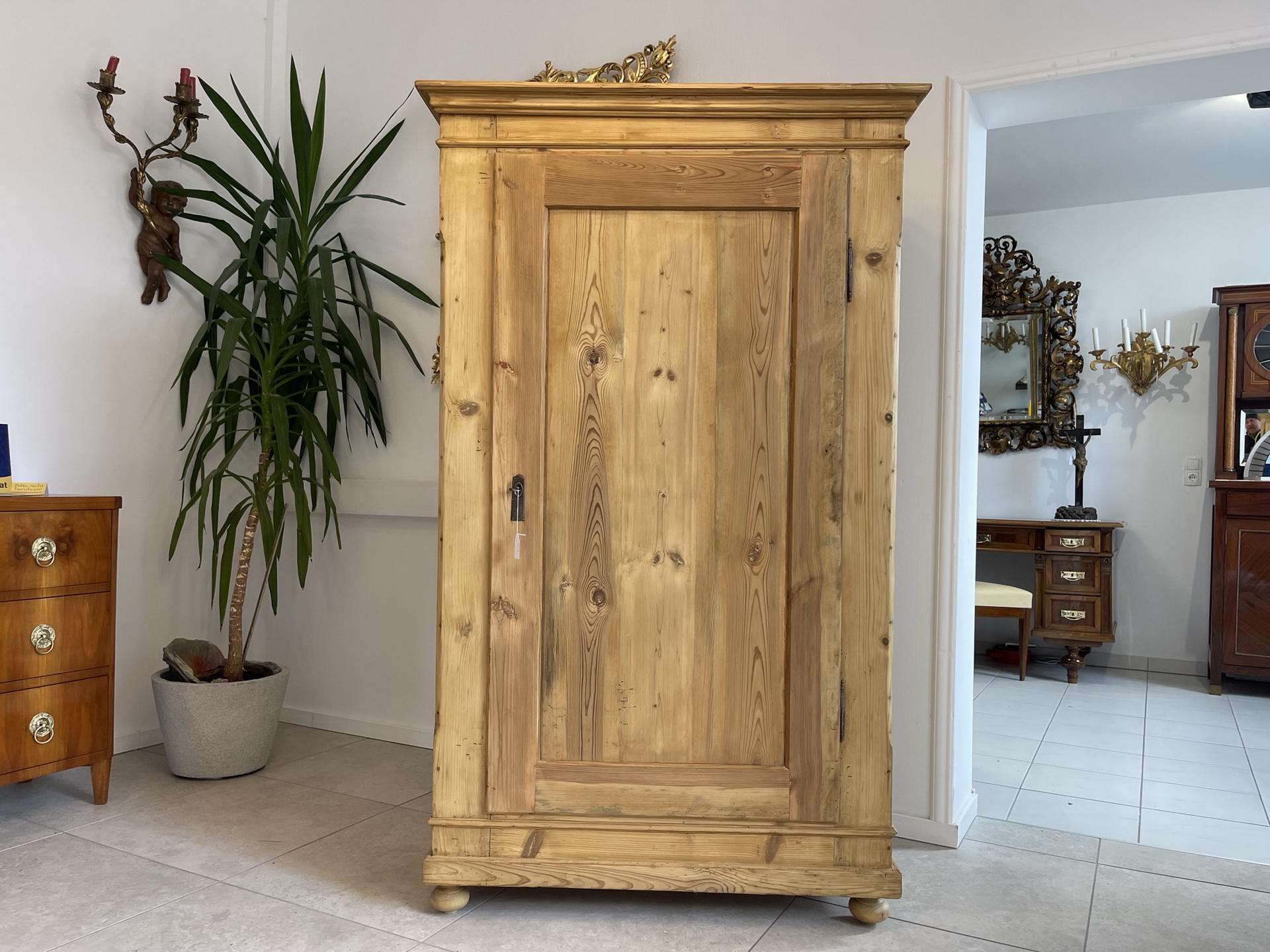 Antik-Biedermeier-Empire_161 uriger Biedermeier Schrank Kleiderkasten B1257