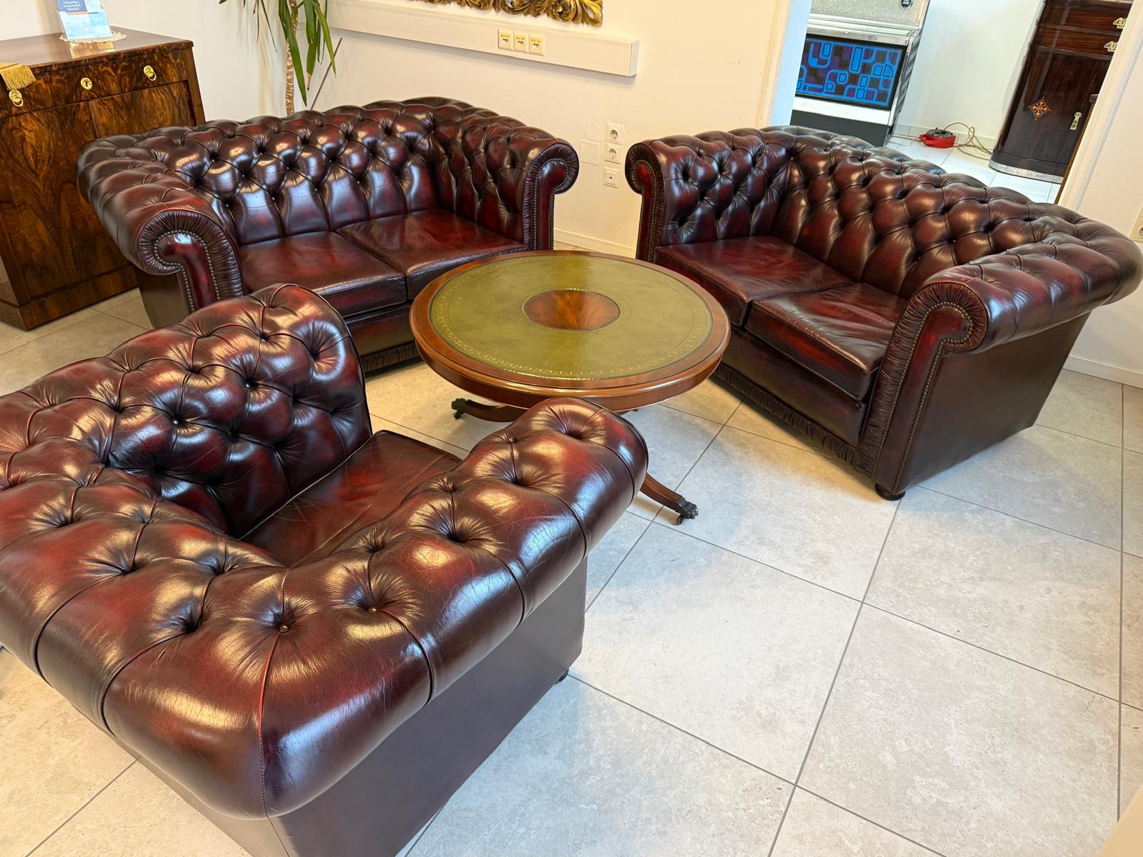Chesterfield Ensemble 3 teilig Ledersofa Fauteuils Clubmöbel Cultmöbel D1110