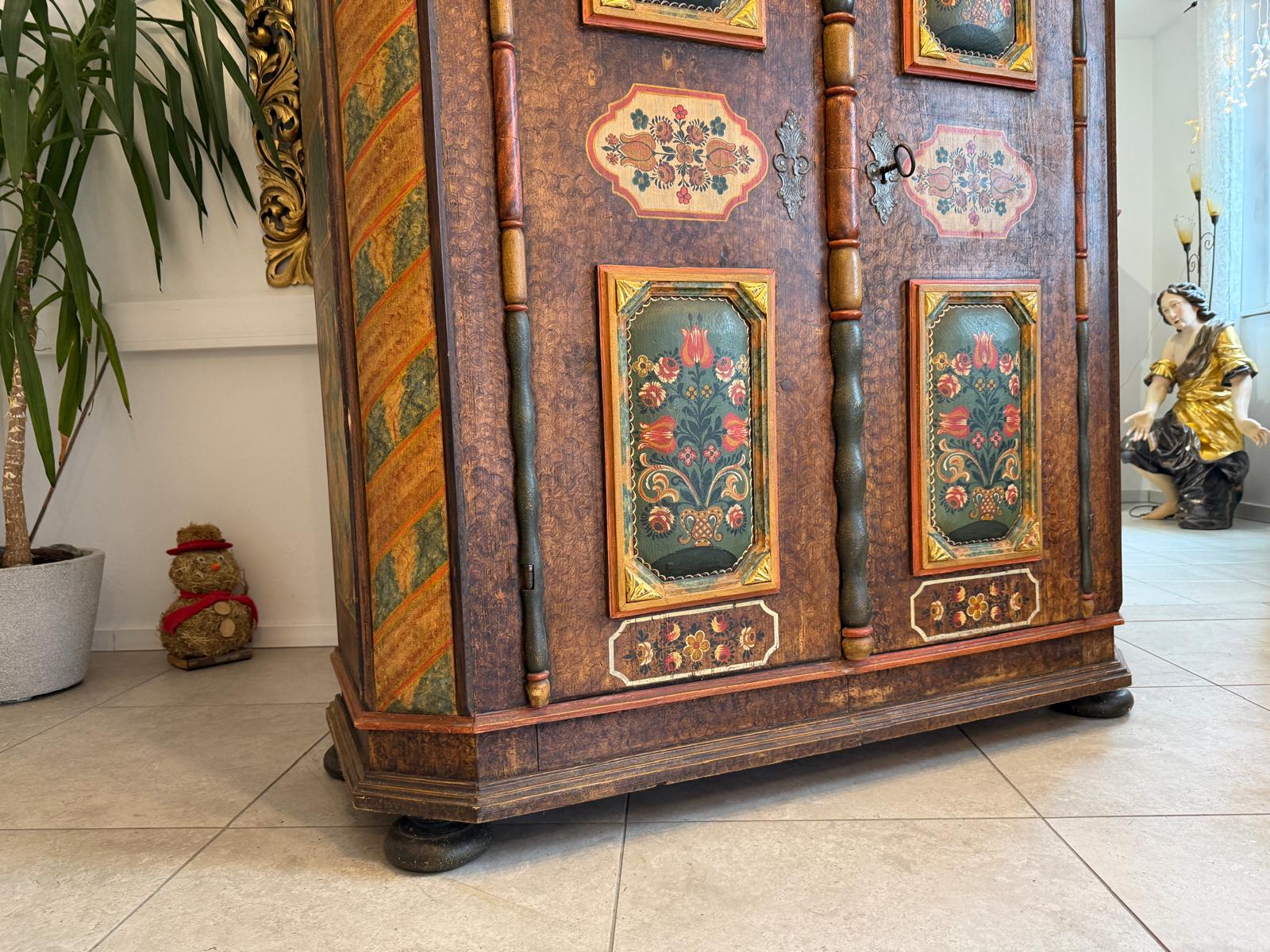 Handbemalter Bauernschrank mit Blumendekor, antiker Biedermeier Bauernkasten G2376